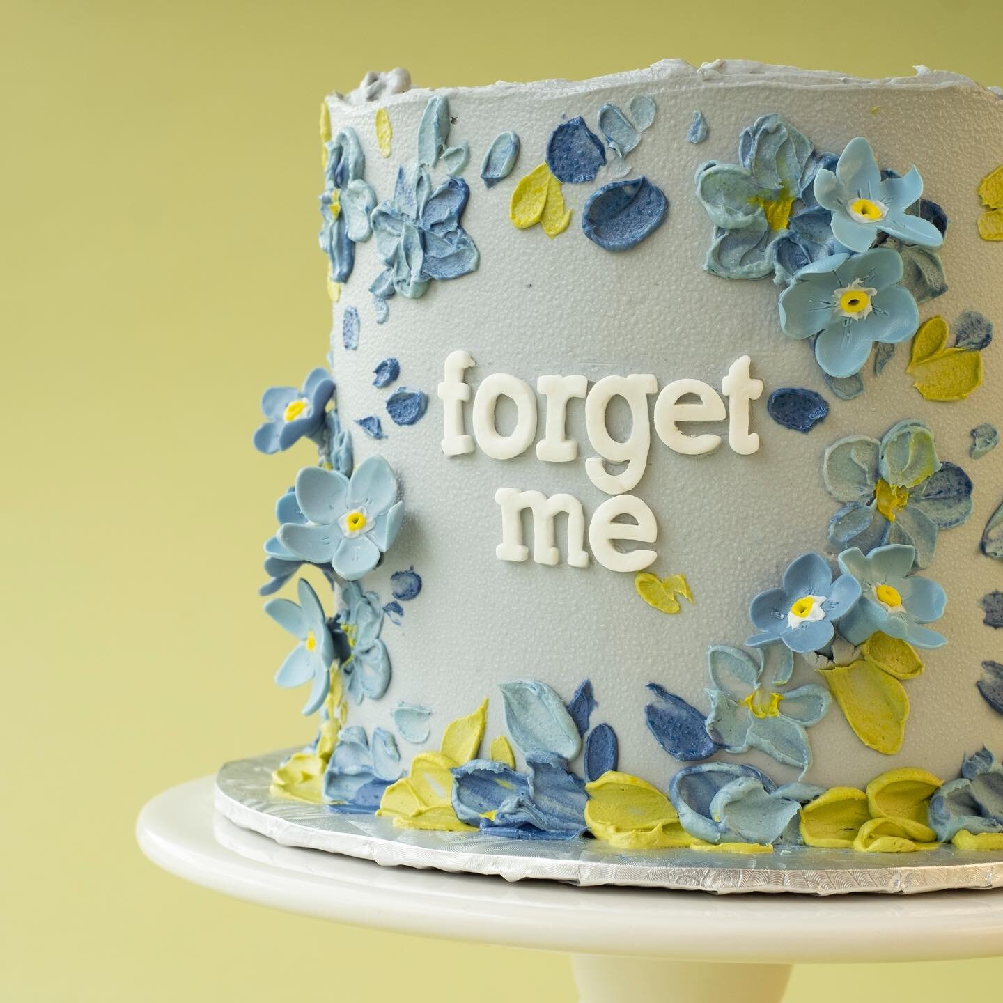 All the Spring feels with this forget me not floral cake with sculpted and hand painted flowers. 🩶

#forgetme #forgetmenot #cake #vegancake #vegan #vegantreats #vegantreatsbakery #plantbased #cakedecorating #cakesofig #bethlehempa #springcake #paint