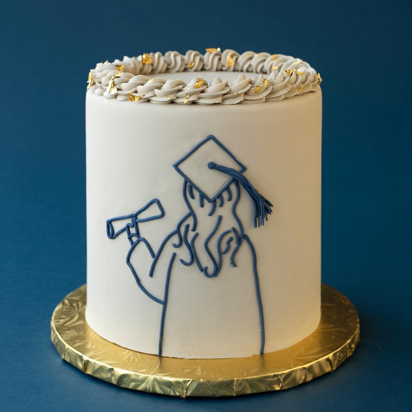 Need a graduation cake? We&rsquo;ve got you covered. 🩶

#goldleaf #cake #vegancake #graduationcake #graduation #plantbased #cakesofig #bethlehempa