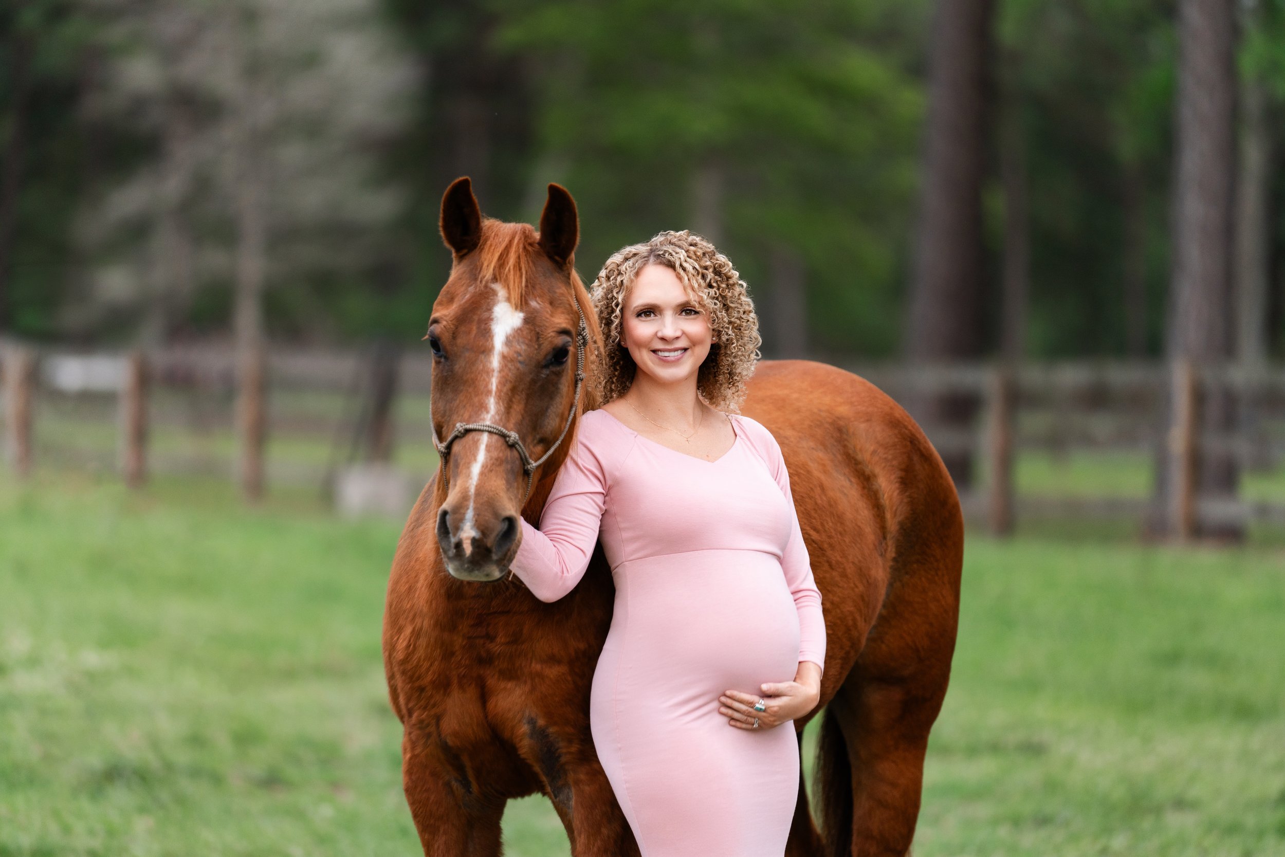 Chelsea &amp; Mitch’s Maternity Session with Bluebonnets and Doc the Horse
