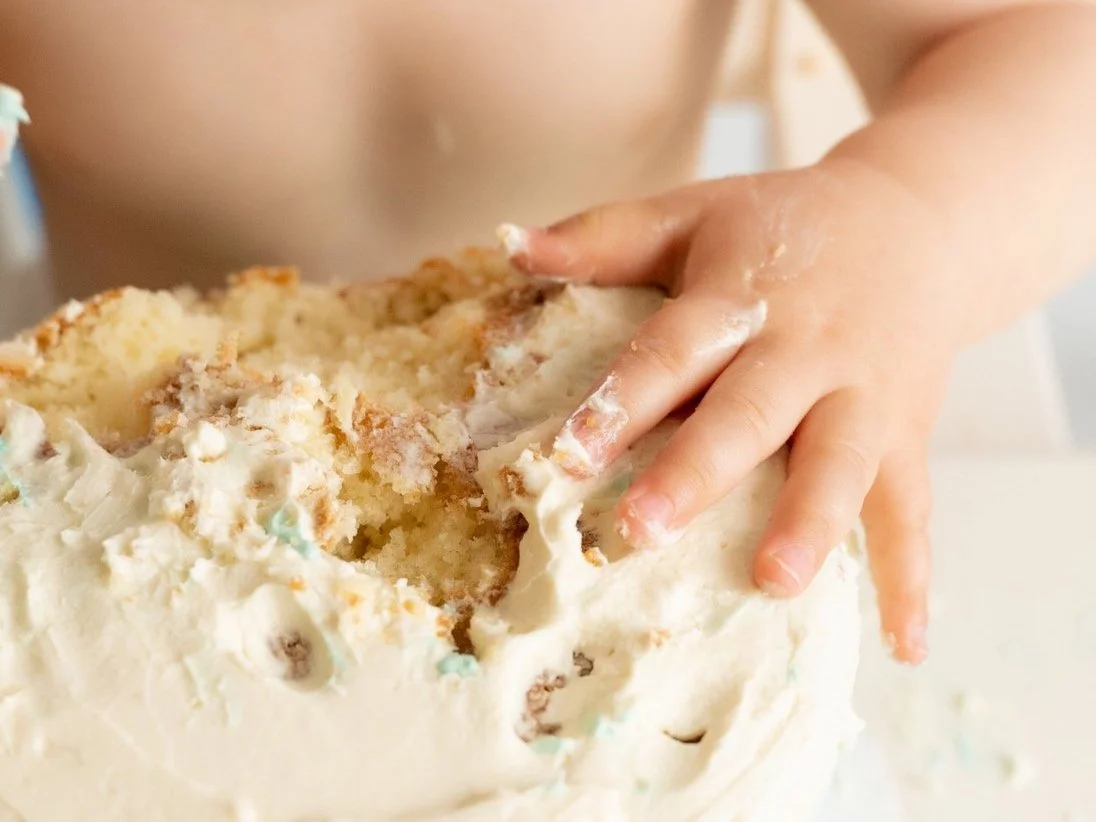 cake-smash-session-for-one-year-old-james-with-cake-smash-photographer