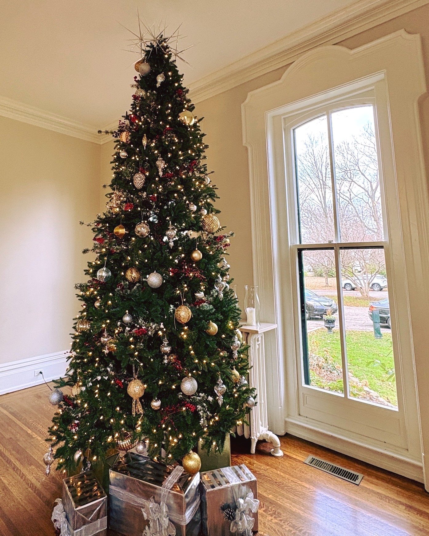 ✨🪩It's not too late to book your holiday or NYE party at the PD House! 
⭐️🎅Live music, letters to Santa, and a special guest made for a jolly holiday party recently hosted by the @crescenthillcommunitycouncil ! 
🌟🥂What type of holiday soir&eacute