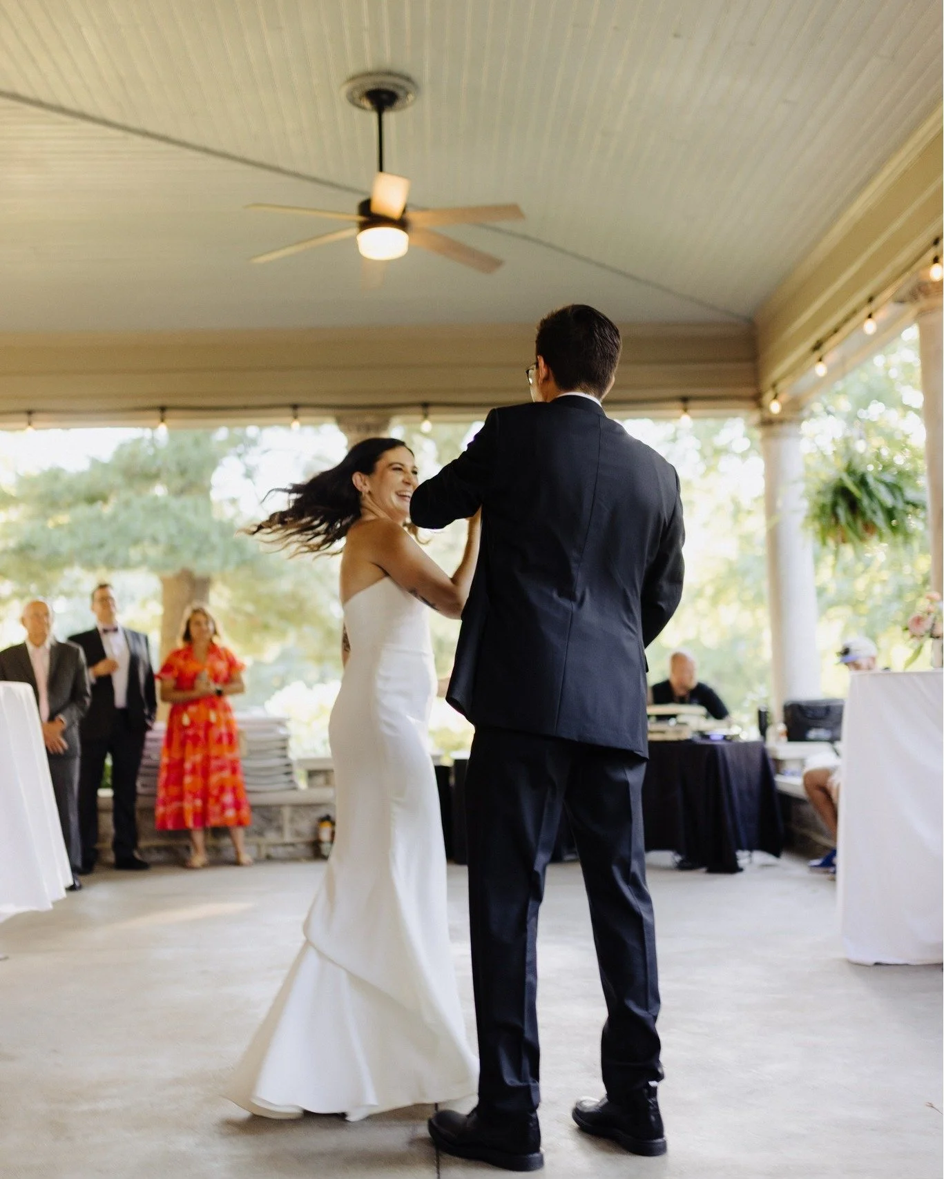 Dreaming of warmer weather and lush green weddings, like this exquisite August day at the PD House 💭💐🌳

📸 :  The Frenchs LLC @thefrenchsllc 

#kentuckyweddingvenues #weddinginspo #louisvilleweddingvenue #historichome #crescenthill #augustwedding