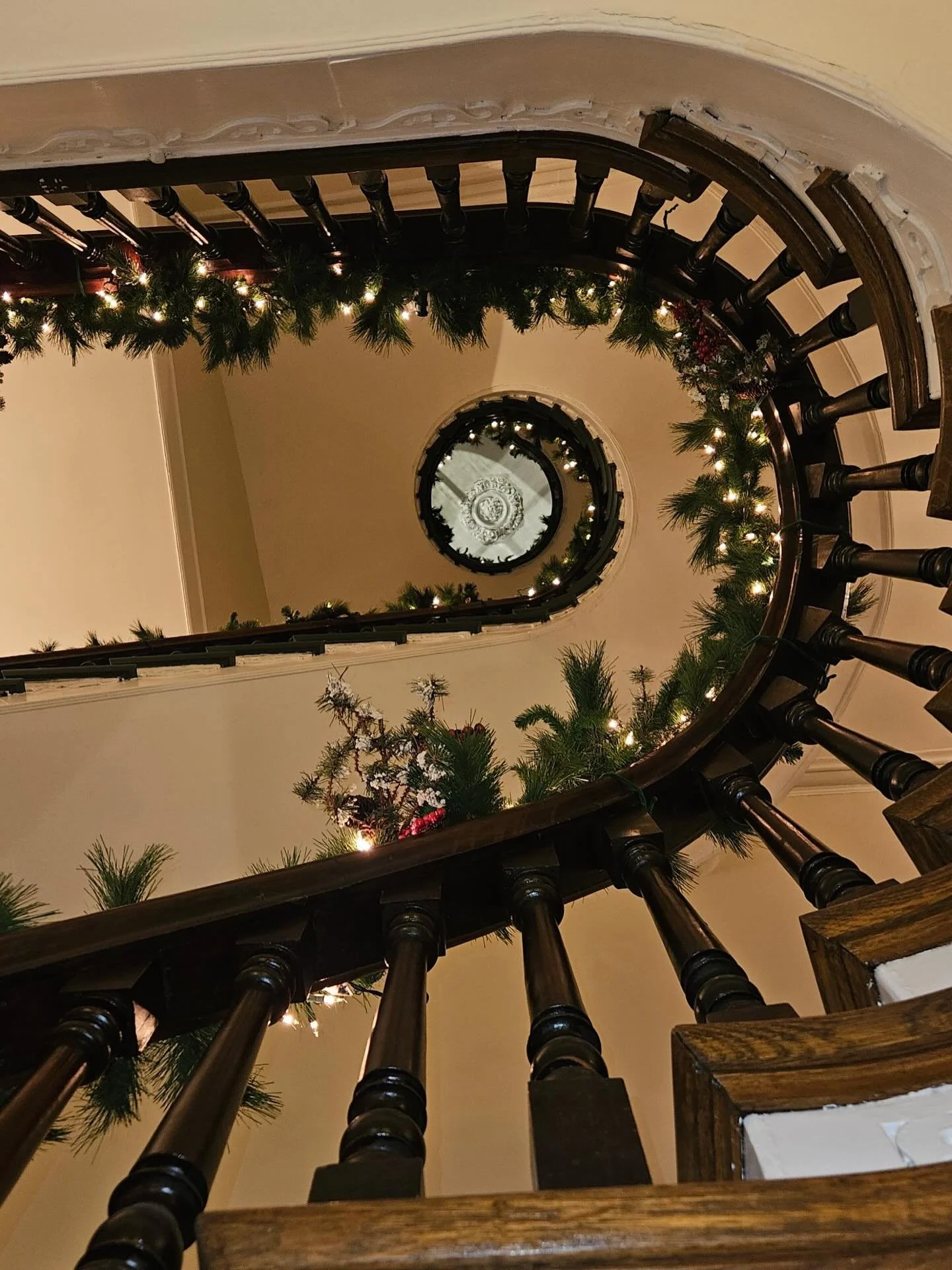 Wishing you holiday magic around every turn during this beautiful season of giving and cheer. ❤️🎄

#historichome #historicpreservation #happyholidays #crescenthill