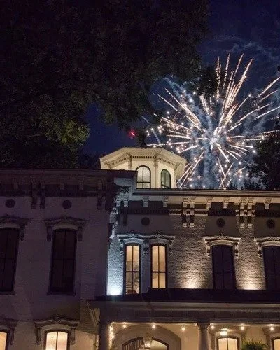 🎆 As we POP into 2026, we look back at all of the celebrations of 2025: ✨ Bottles were popped, glasses were toasted, confetti was thrown, and bubbles were blown. 🫧 However you celebrate, we're right there with you 🫶
 #kentuckyweddingvenue #wedding