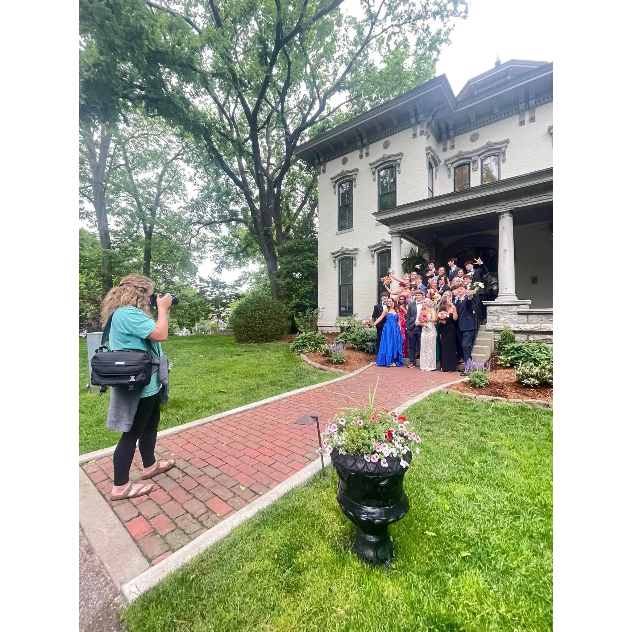 🪩 POV: It&rsquo;s PROM season!! 

 We love welcoming these types of shoots, but please check the calendar on the Events tab of our website to be sure the House is free first! 

💃 If you're looking to take photos inside, that requires a reservation 