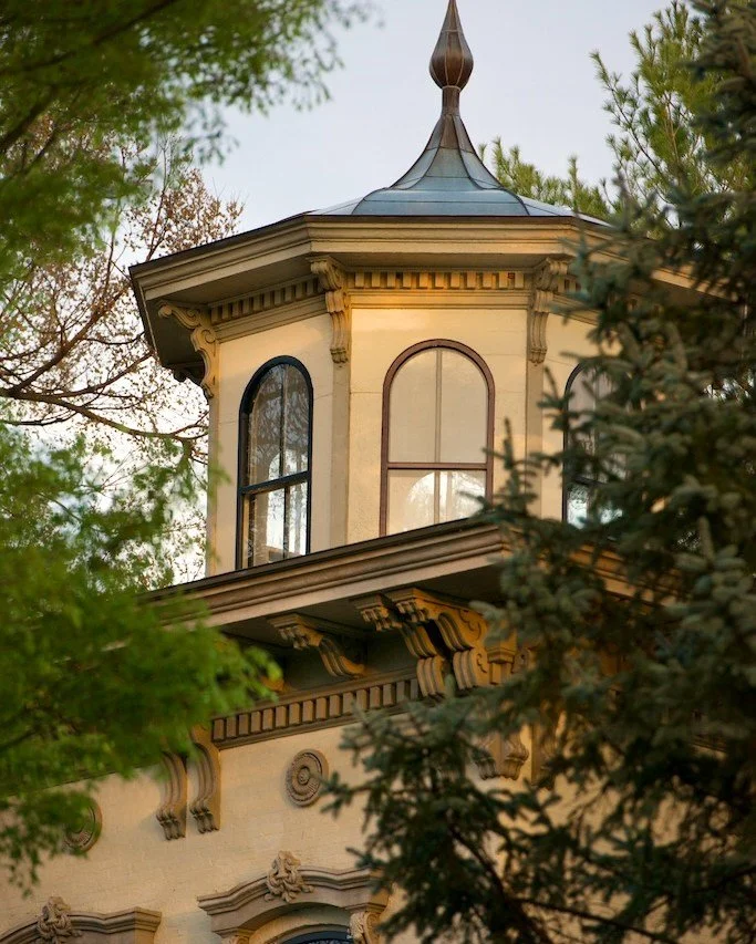 🏛 Elegance and history in the details 

🥂 April is architecture month, and we have a lot to celebrate! 

🐚  Built in 1869, this Italian villa boasts a striking cupola, impeccable crown molding, and a wondrous spiral staircase ✨

🔎 Learn more abou