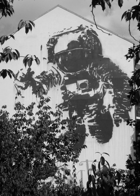 giant-astronaut.jpg
