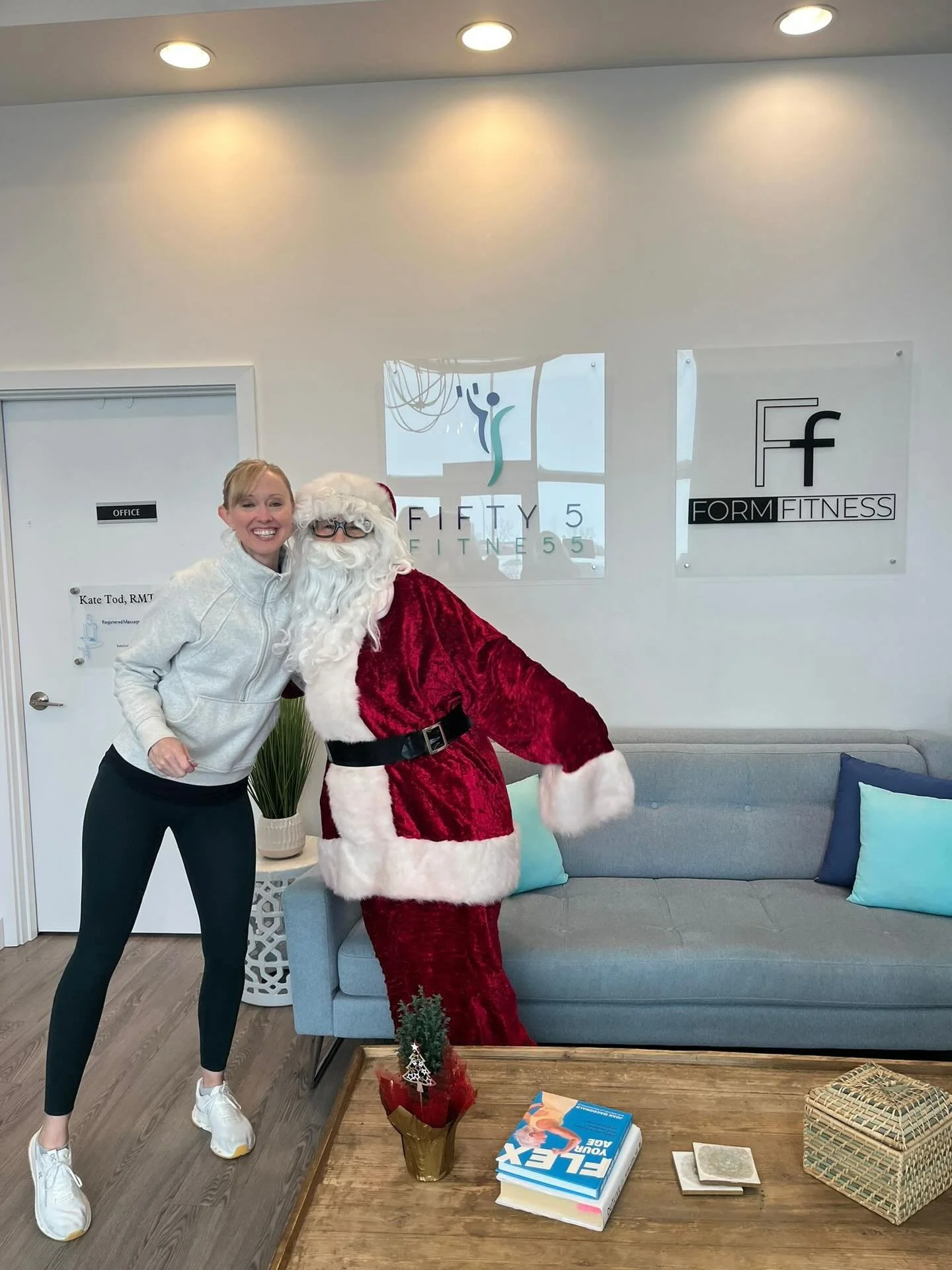 🎄🎅SANTA CAME EARLY!! 

Wishing all of our clients, friends and families a very merry and safe holiday season!!! Looking forward to moving and growing together in 2026!! We have a new challenge for you&hellip;and MORE STICKERS!!! 💕😂

#fifty5fitnes
