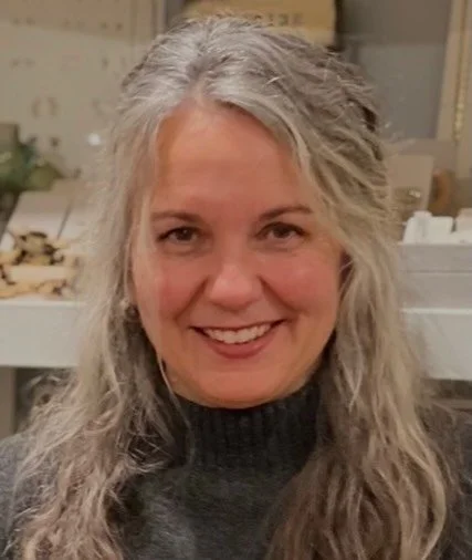 ✨NEW INSTRUCTOR SPOTLIGHT✨

Tracy started her teaching journey after falling in love with barre.  She loves the energy in a room where people are leaning into their strength together and moving to the perfect playlist! 

Tracy loves travelling and ha