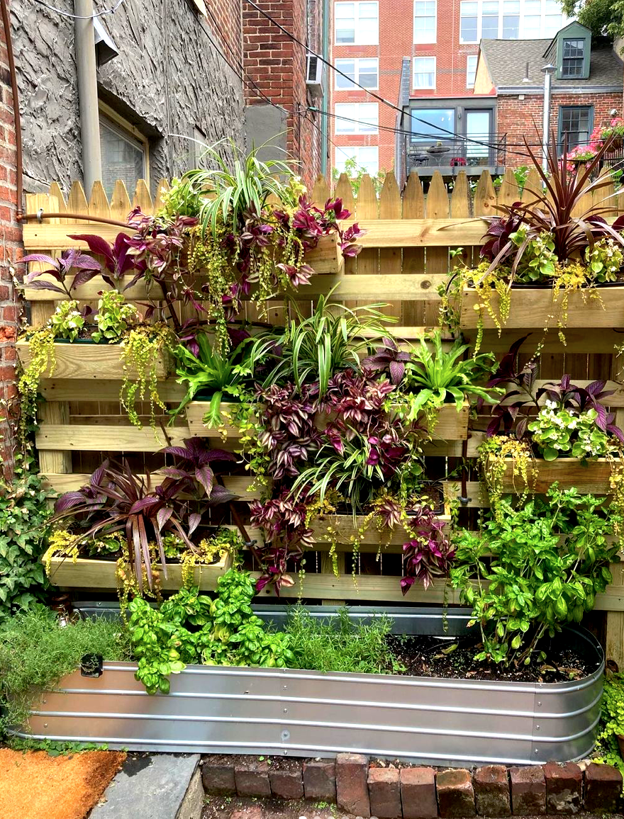 green-wall-outdoor-residential-philadelphia-landscaping-urban.png