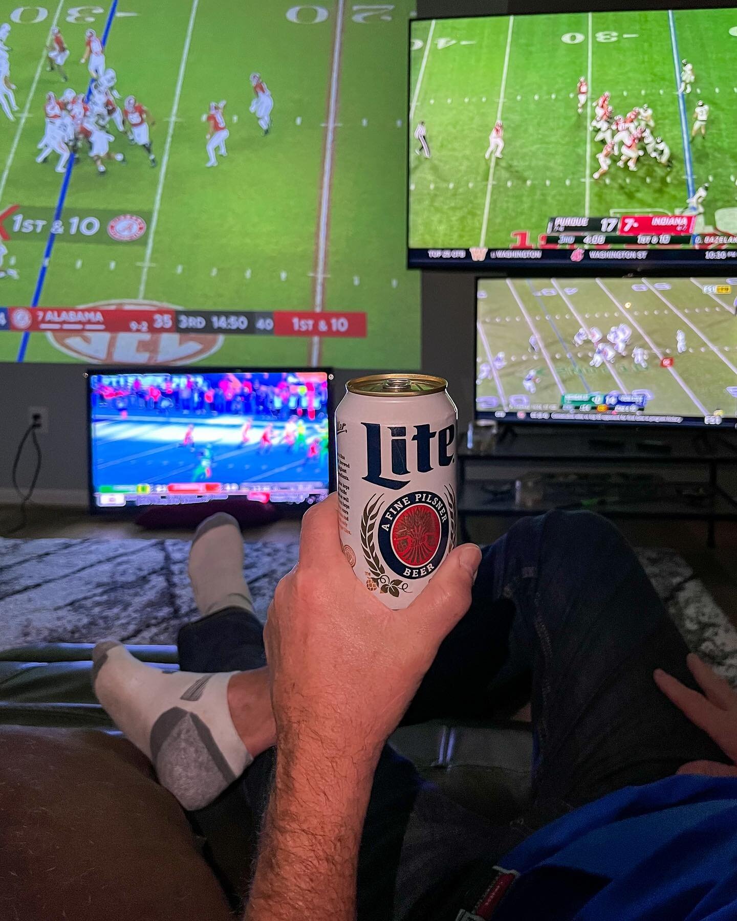 The perfect way to relax after the holiday 🏈🍻