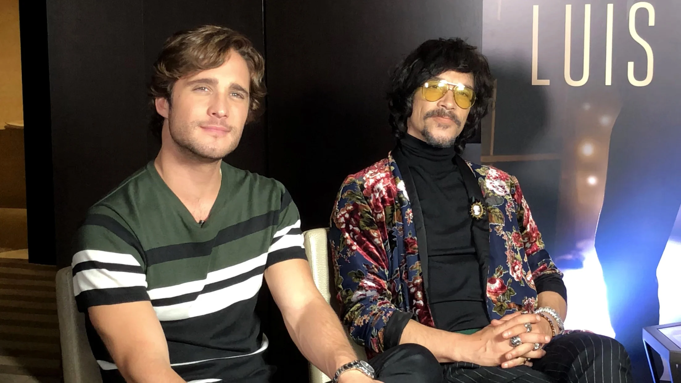 Boneta (i) junto al actor español Óscar Jaenada quien interpreta su padre en la serie de Luis Miguel.