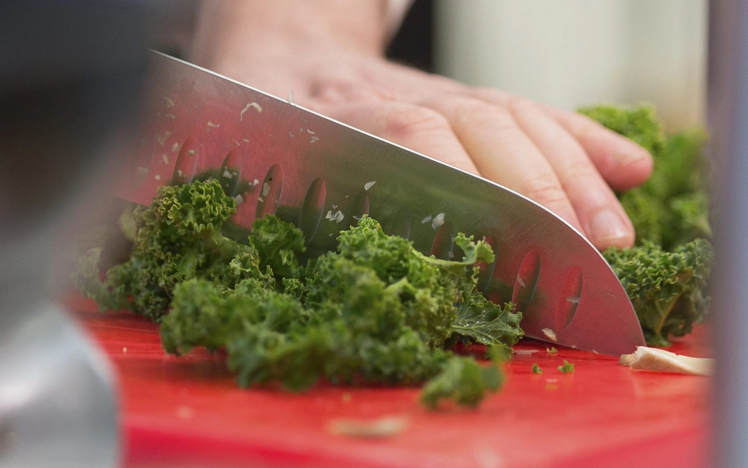 Un cocinero corta el kale para preparar un plato tradicional en el norte de Alemania. FOTO: DAVID HECKERNOMY KALE COOKING