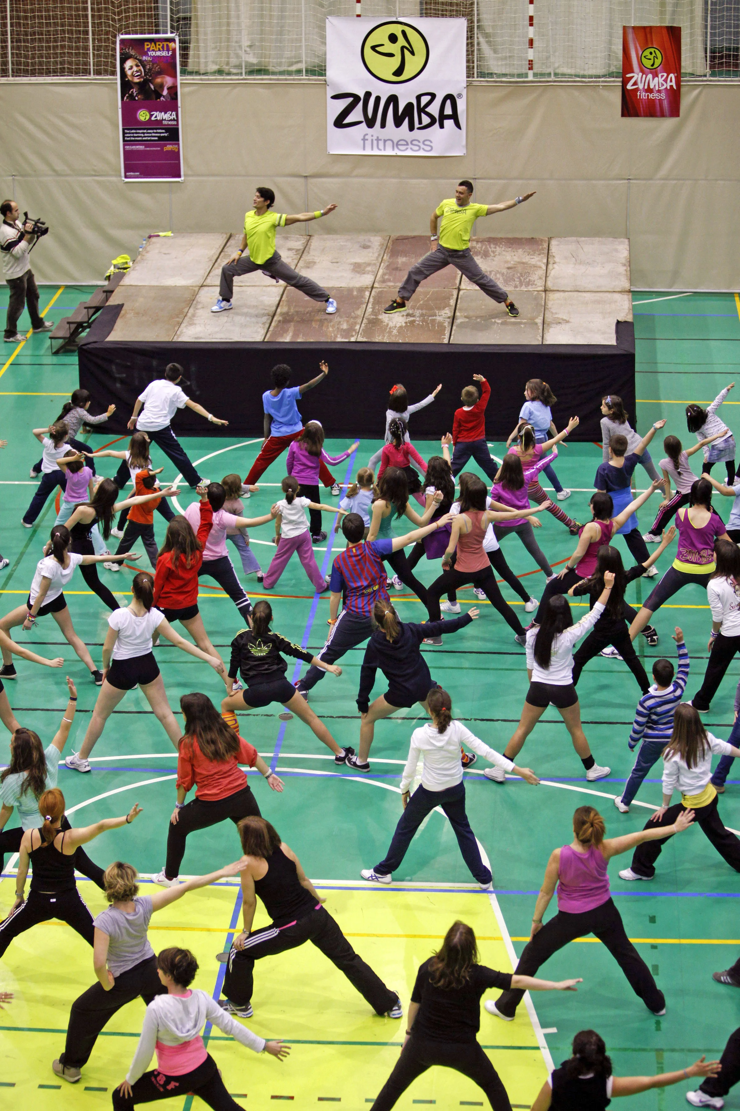 ESPA�A SALUD FISICA:DEP34. AVILA, 24/03/2012.- Asistentes a la clase magistral de zumba en �vila, una disciplina de salud f�sica de origen colombiano basada en el movimiento del cuerpo, que cuenta en la provincia abulense con el mayor movimiento de esta actividad en Espa�a, ya que existe un grupo superior a las 500 personas. EFE/Ra�l Sanchidri�n