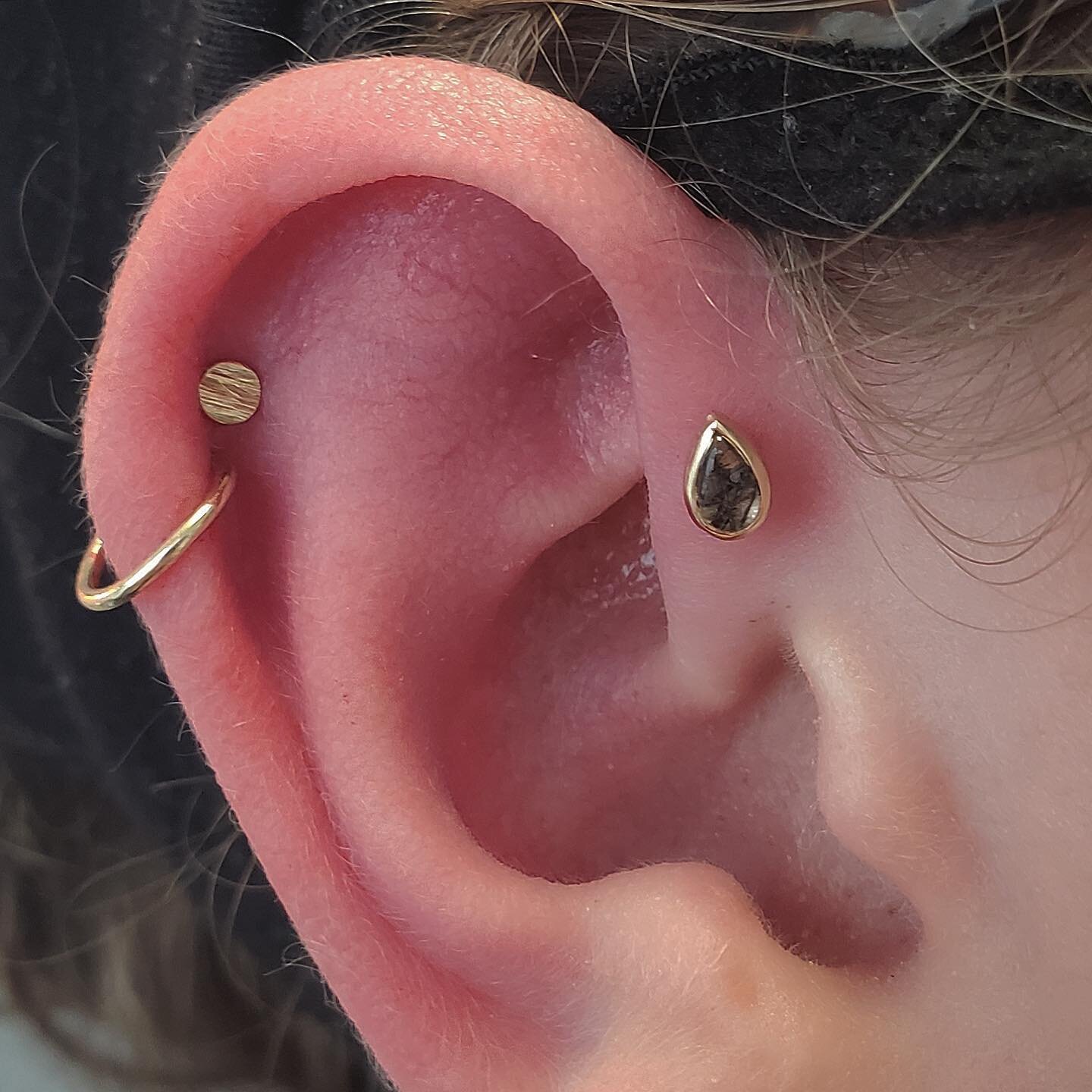 Rutilated Quartz 😍

@prettyghoulishpiercings got to curated this beauty&rsquo;s ear using a 14k yellow gold genuine rutilated quartz for their forward helix, a 14k yellow gold bark disk and 14k yellow gold seamless ring both for their helix.

 All j