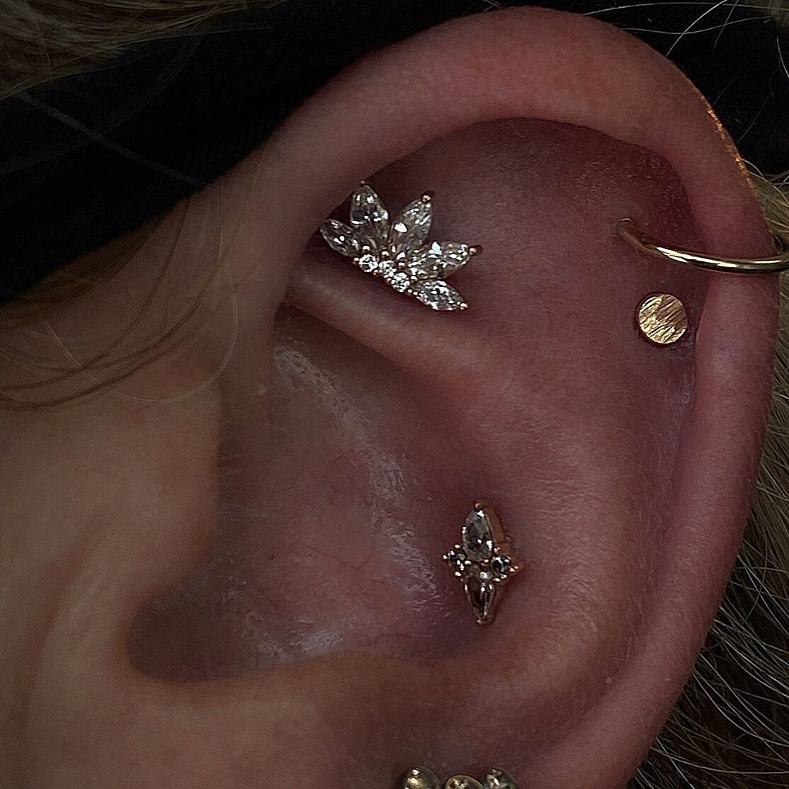 Faux rook ✨

Stunning faux rook performed by @marie.the.piercer using @buddhajewelryorganics yellow gold Valentina. Perfectly placed to this beauty&rsquo;s anatomy! 

#vanityottawa
#ottawa
#fauxrookpiercing 
#curatedear
#earpiercings