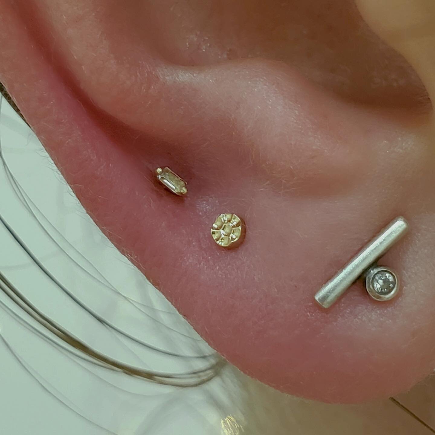 So delicate✨

@keribijoux Performed these lovely lobe piercings using the Paris with genuine white topaz from @buddhajewelryorganics as well as a yellow gold disk with a hammered finish from @alchemyadornment 

DM us to book an appointment today!

#o
