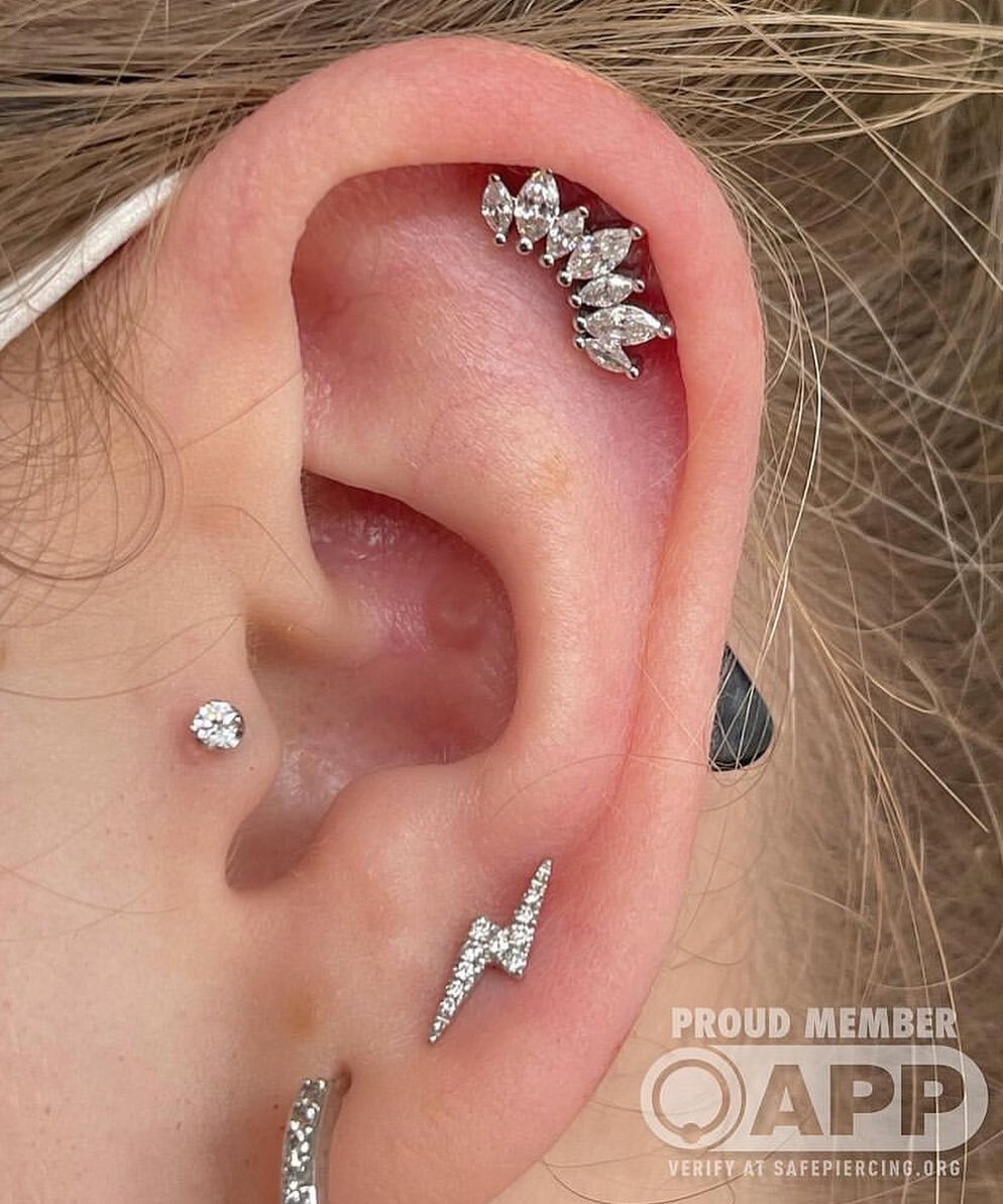 Beautiful jewelry upgrade by @tine_piercings 🖤 her client chose this gorgeous Athena from @bvla in their healed helix, and a lovely diamond studded lightening bolt from @mariatash but in solid 14k white gold 🖤✨
🖤🖤🖤🖤
#vanityottawa
#safepiercing
