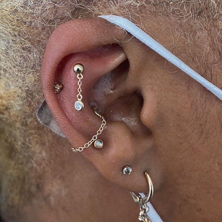 Beautiful fresh flat by @charlotteshade.piercings with the Daphne Dangle from @junipurrjewelry ✨ such a perfect addition and fits so well with the rest of this clients jewelry!! 
Book with us link in bio🖤

#vanityottawa
#safepiercing 
#bywardmarket
