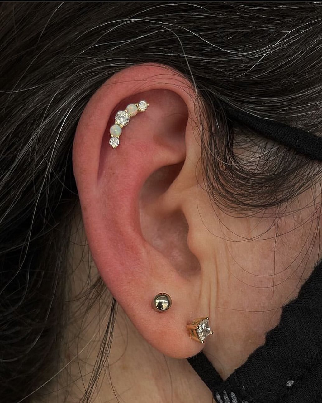 Stunning fresh helix by @tine_piercings 🖤 her lovely client chose the beautiful Dani piece in solid 14k yellow gold with Clear CZs and Syn. White Opals from @junipurrjewelry 🤍✨ such a lovely look!
Book with us🖤 link in bio
-
#vanityottawa
#safepie