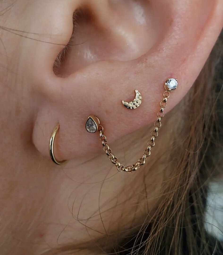 We love an ear transformation! @keribijoux absolutely killed it with this one!🖤✨
First lobe: seamless gold ring from @alchemyadornment ✨
Second lobe: the Mary from @junipurrjewelry ✨
Third lobe: hammered moon from @junipurrjewelry ✨
Fourth lobe: gol