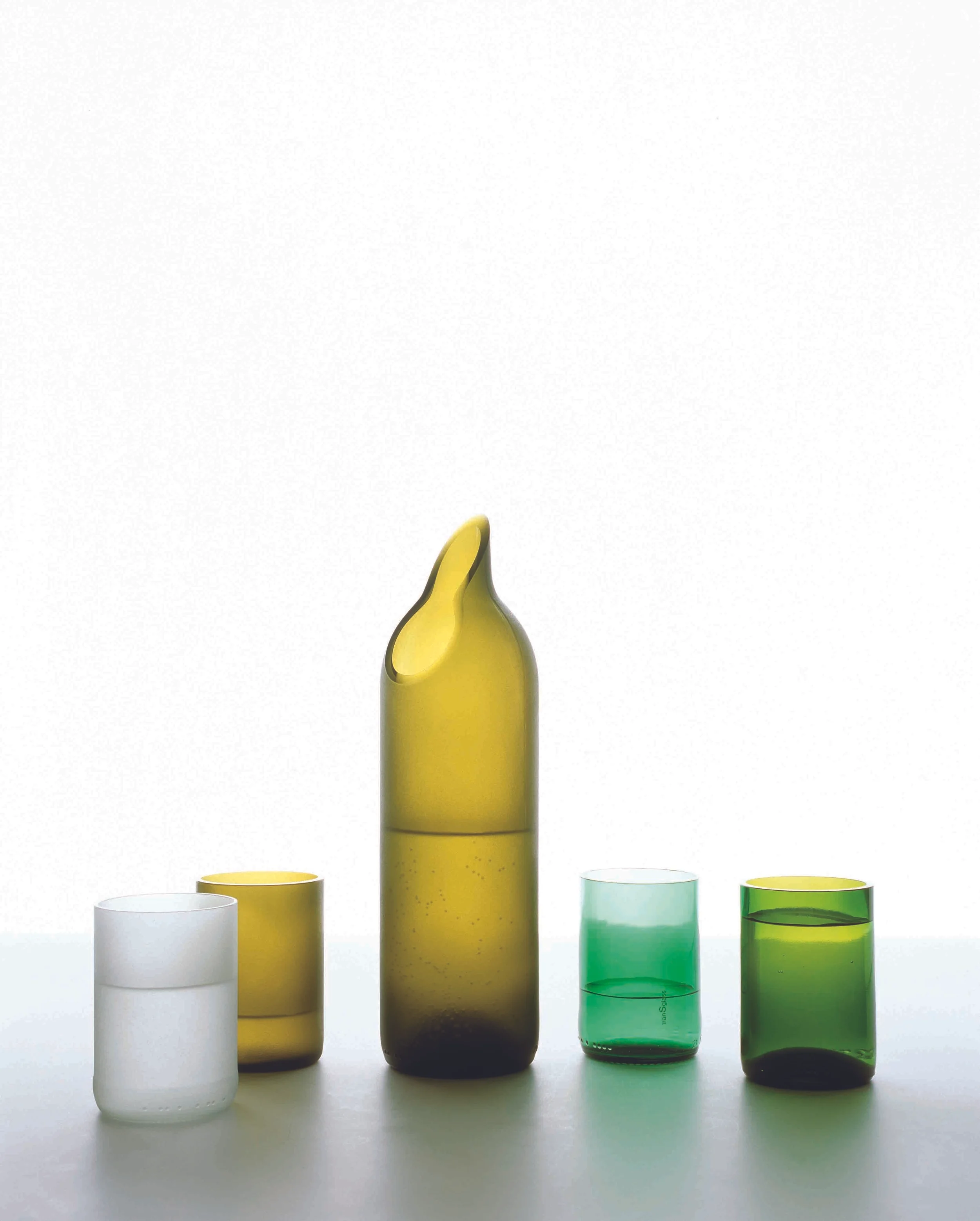 tranSglass_-_Jug_and_4_Glasses_43f116059f5d32a1d3a67fb355369164.jpg