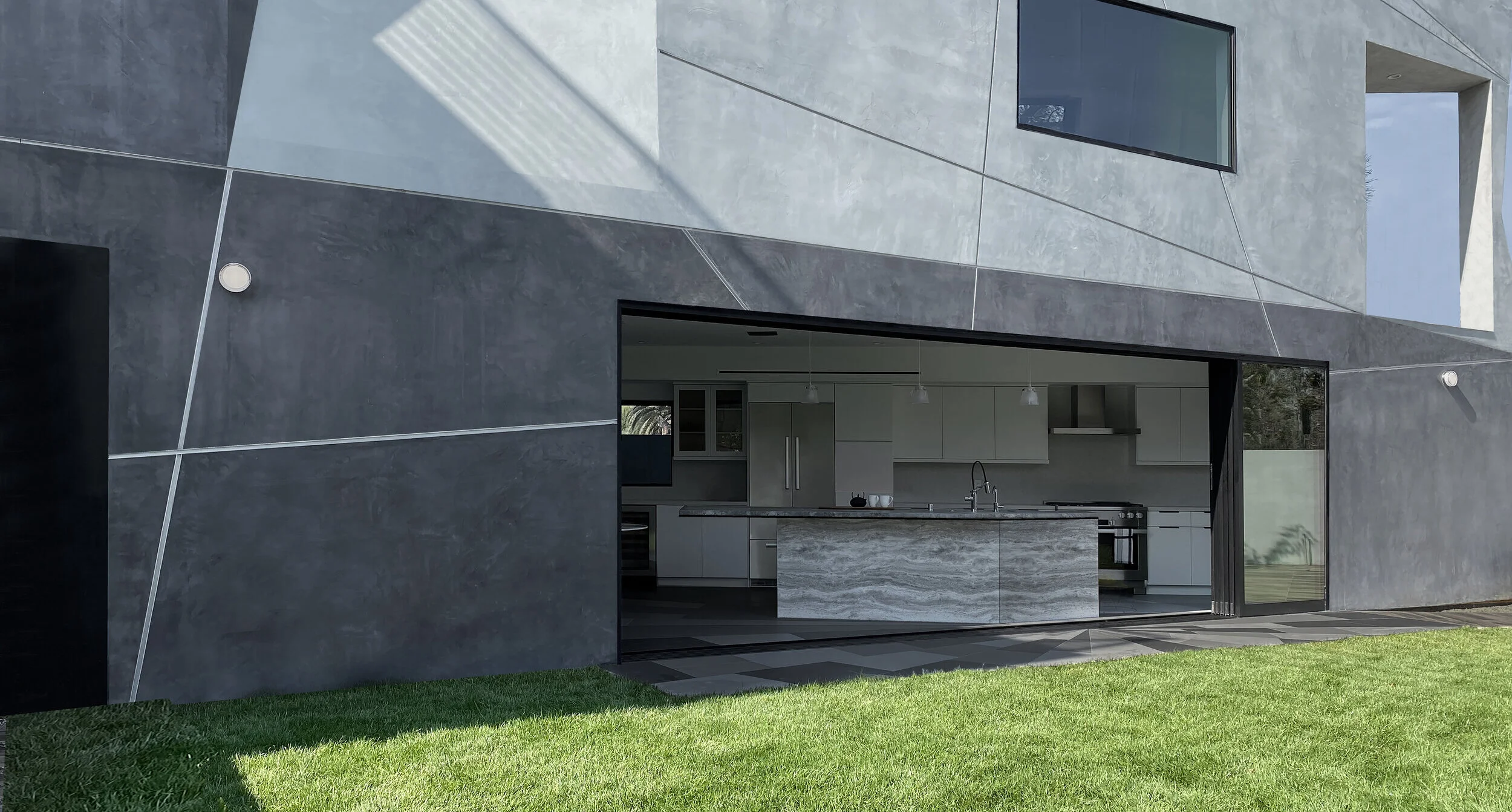 Veniceway+522+yard+front copy.jpg