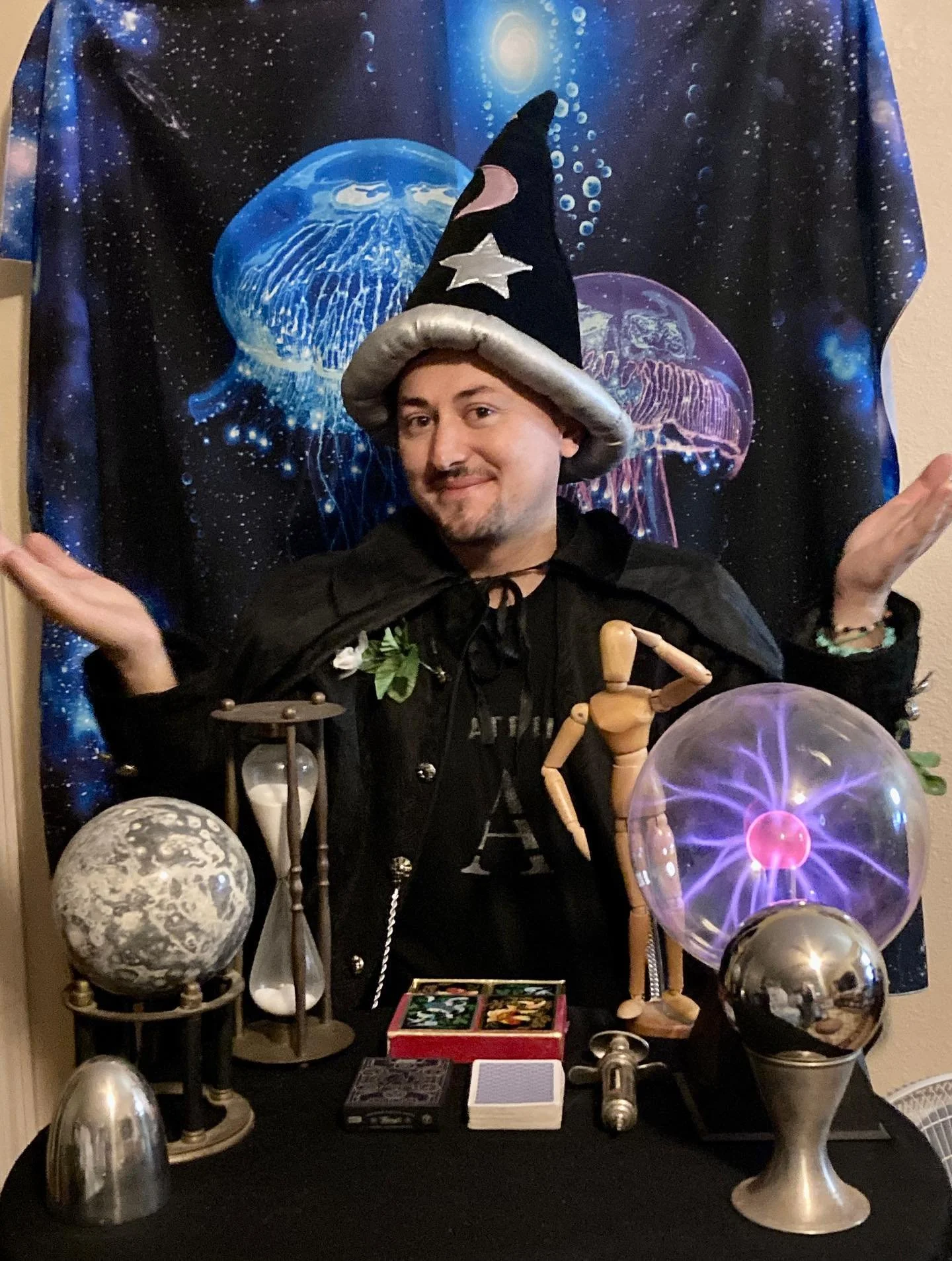 I&rsquo;m excited for my first ever event as a magician! I&rsquo;ll also be playing a full set of live music of course, as a duo with the amazing violinist/violist @mayayyy_ 🎻😃

Join us for the holiday benefit concert &ldquo;Songs For Shelter&rdquo