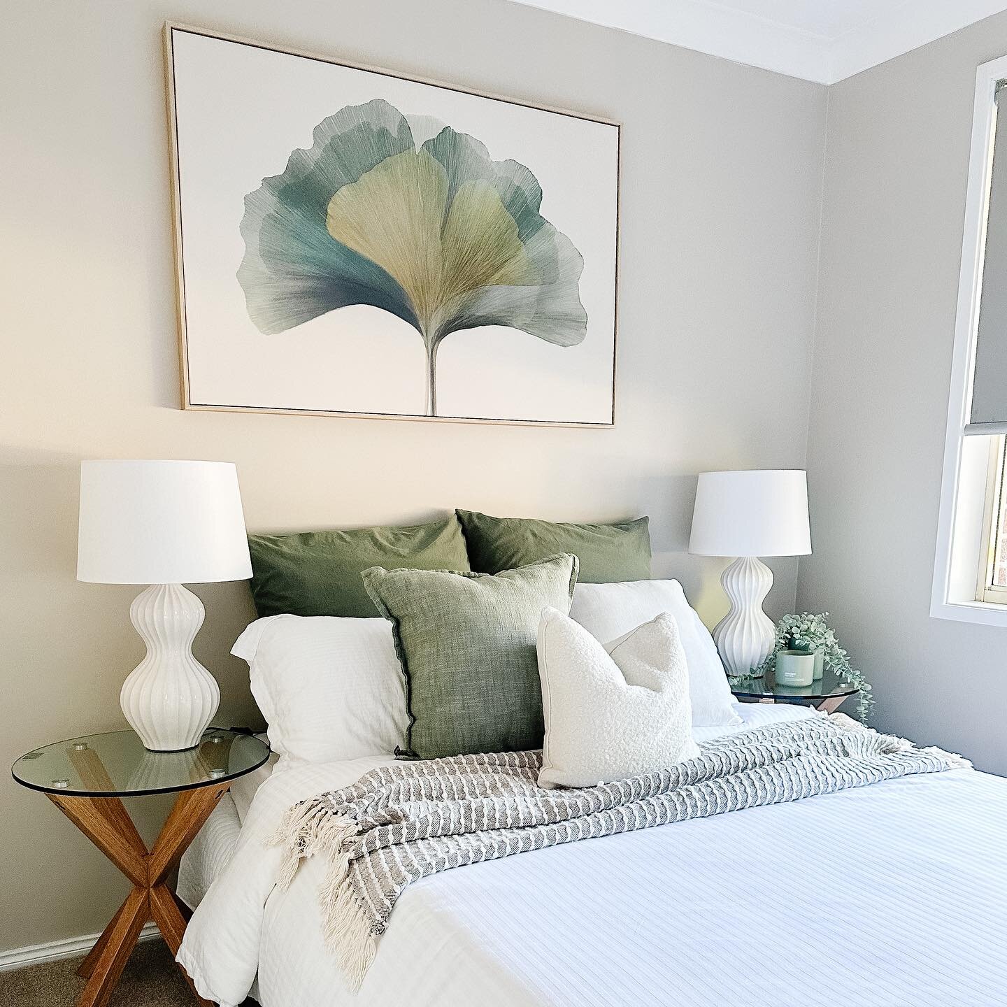 🌿 Using soft shades of greens brings a relaxed and calming feel into this recently styled bedroom 🌿

#propertystaging #propertystyling #interiorstylingaustralia  #sydneypropertystyling #australianhomes #supportsmallbusiness 
#mossvale #southernhigh