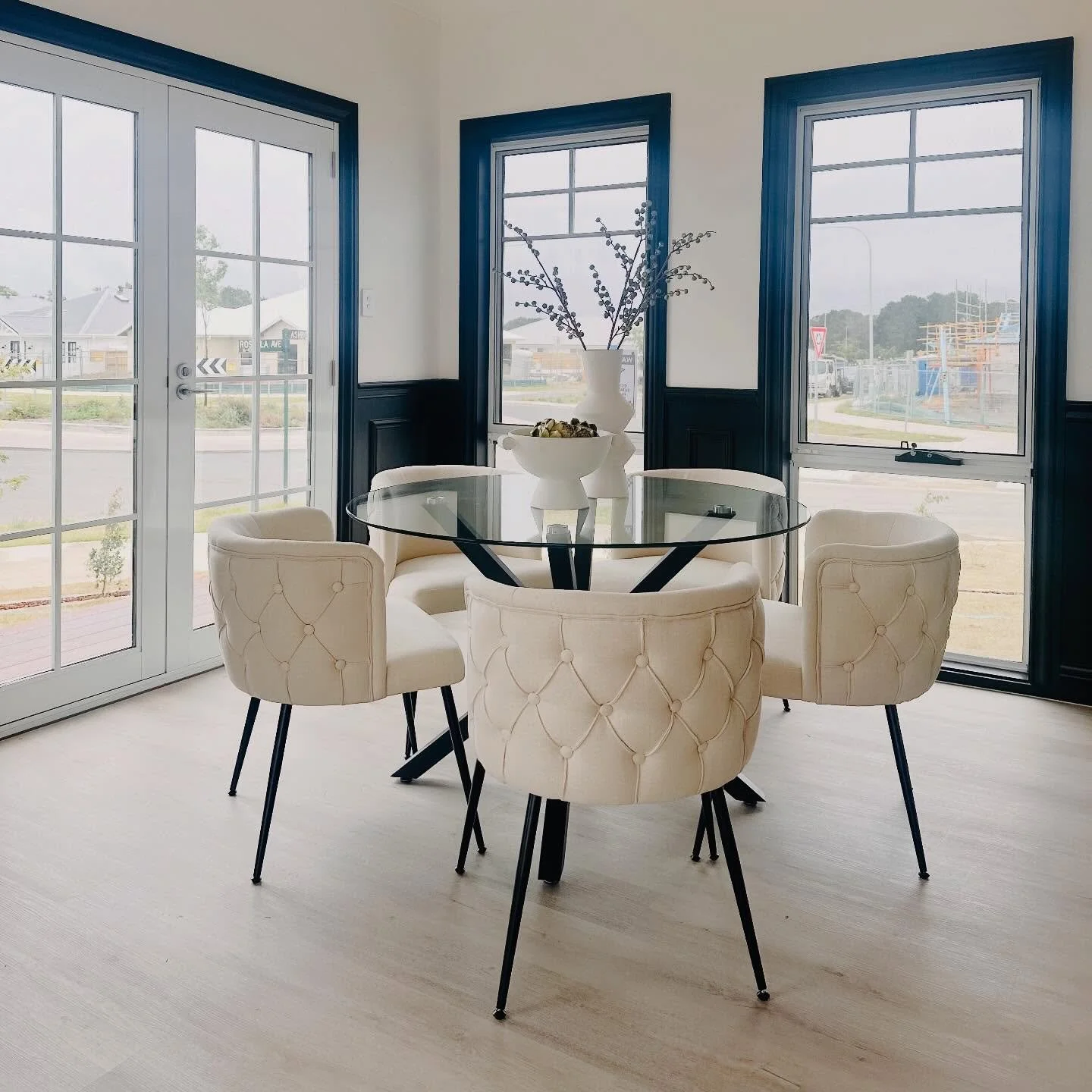 🙅&zwj;♀️ Does your dining room feel cramped or empty? 

🪑 The size of your furniture might be the problem!

🤔 When staging your dining room, proportions are everything:

🚫 Oversized furniture can make the space feel smaller and less functional.

