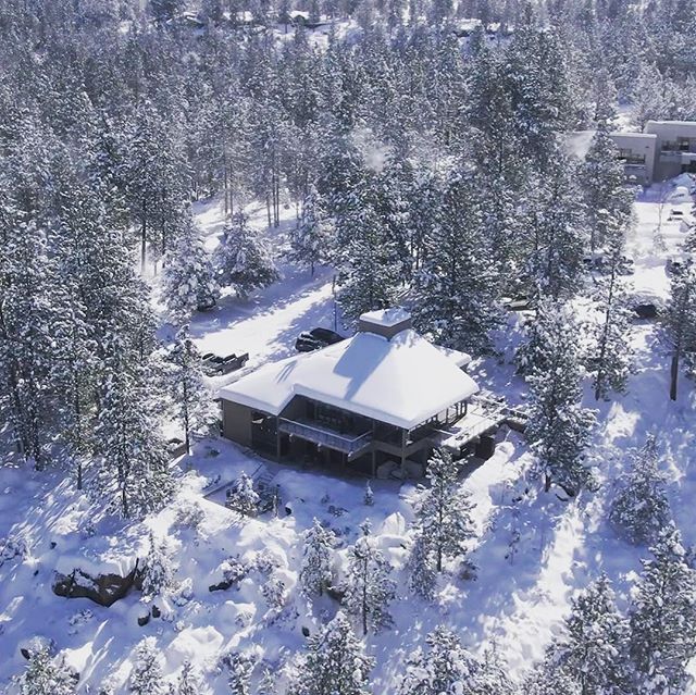 Birds-eye view of Brookswood Lodge. Best part of the feet of snow we had was this shot from our @delve.media shoot. ❄️ #brookswood #lodge #pacificnorthwest #pnw #corporateretreat #greatideashappenhere #inspiration