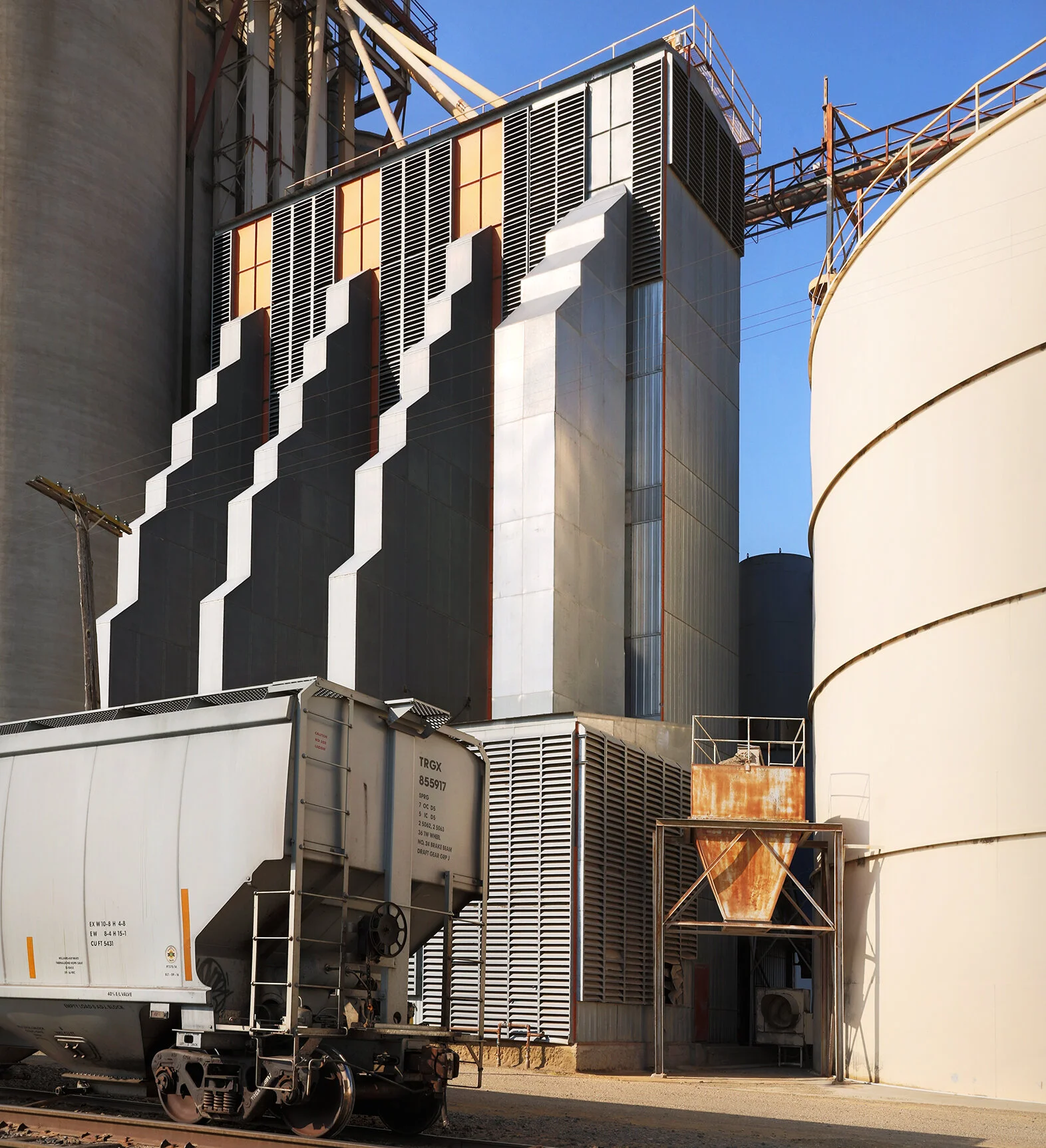 De Pue Warehouse, Cortina