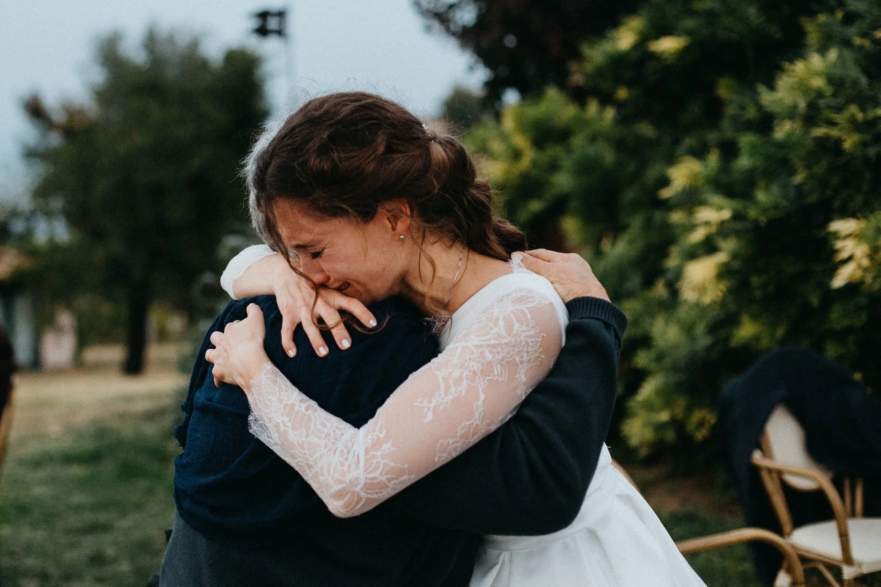 sposa-abbraccio-nonna-foto-naturale.jpg