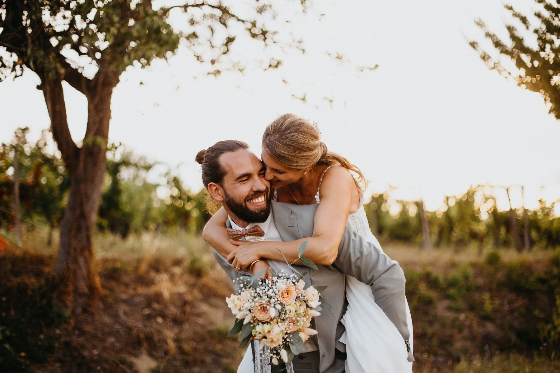 sposi-ridono-matrimonio-villa-delfini.jpg