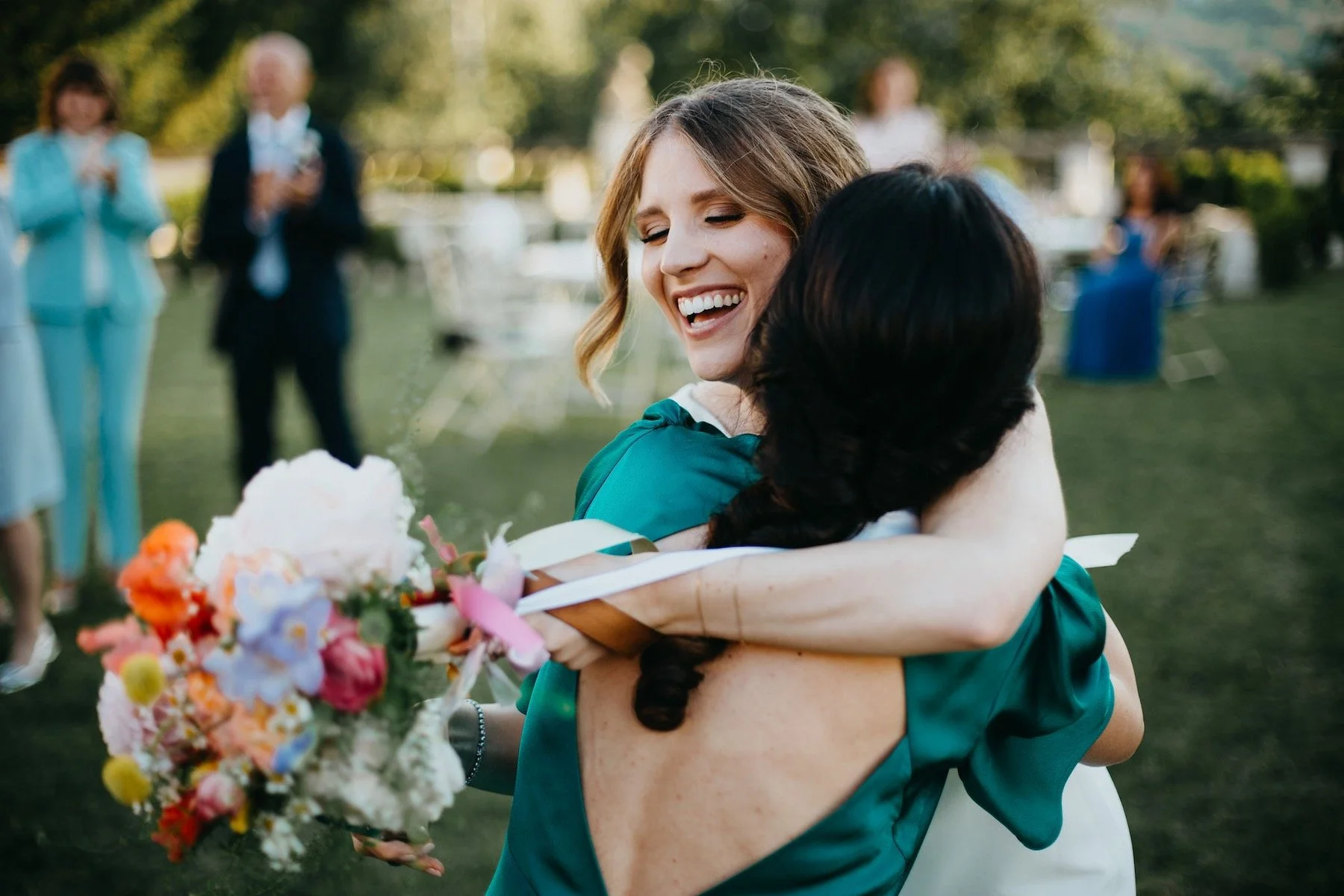 sposa-abbraccia-amica-lancio-bouquet-tenuta-giustiniana.jpg