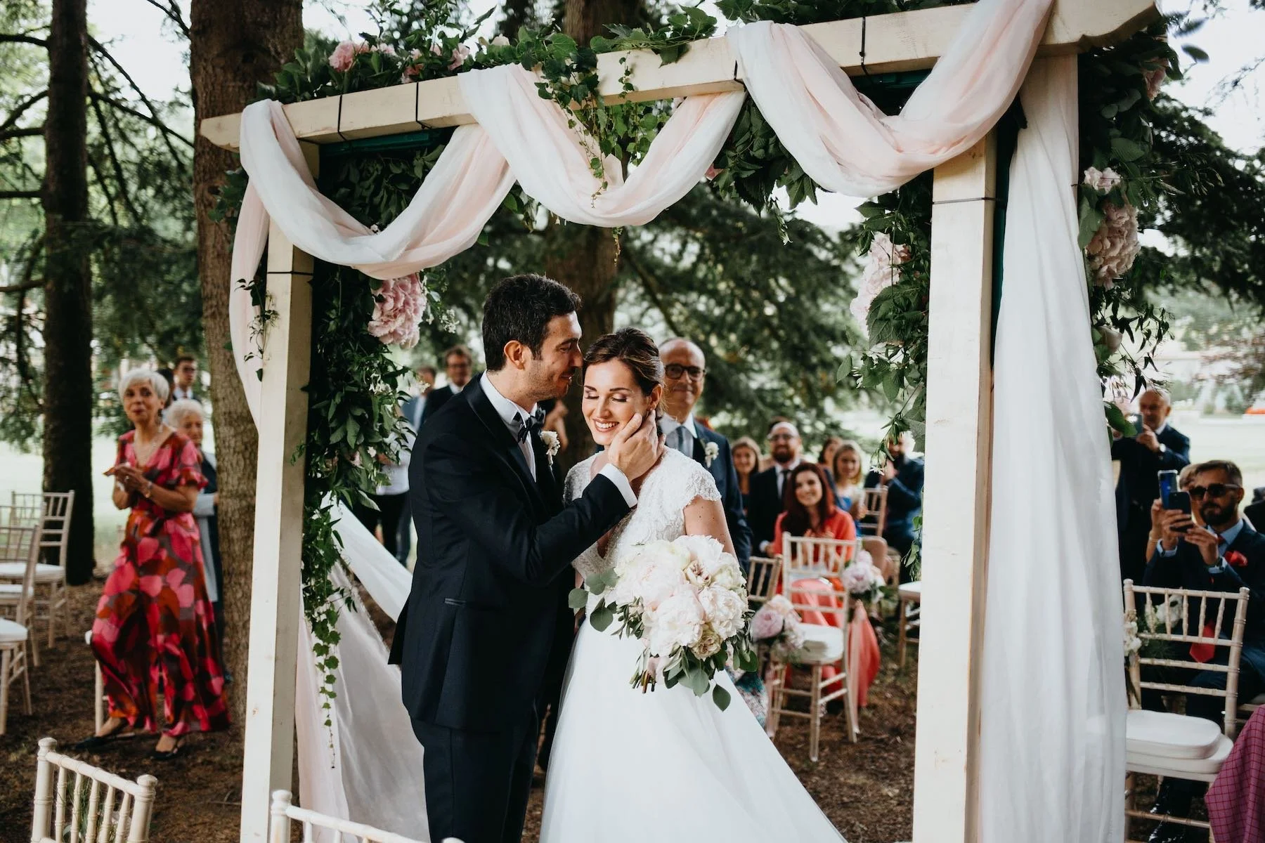 sposo-bacia-sposa-castello-montegioco.jpg