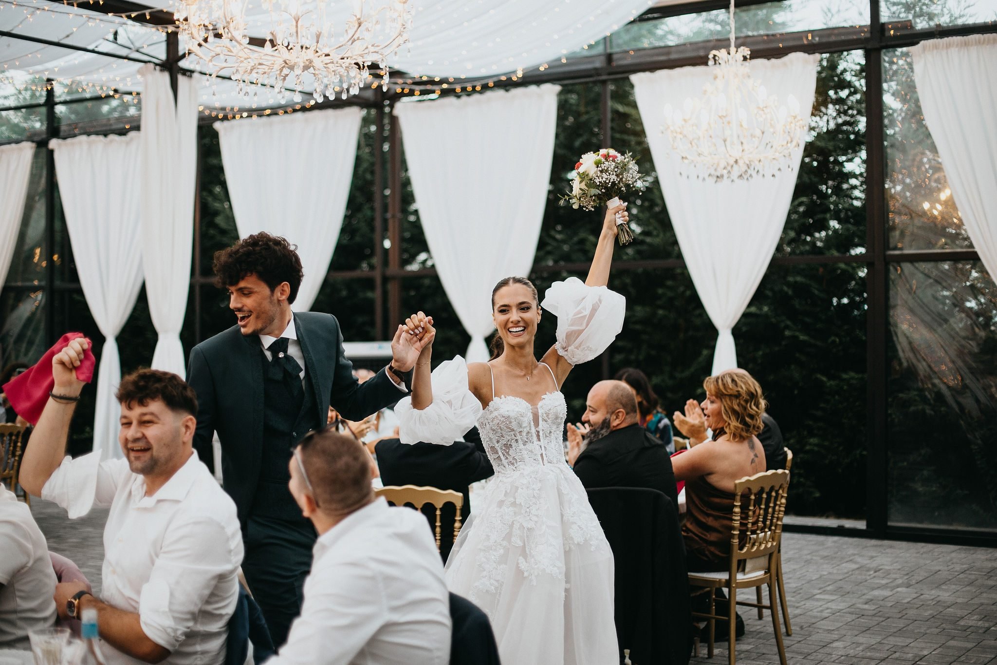 Applausi e sorrisi accolgono gli sposi all'ingresso della sala ricevimento ai Giardini La Pergola.
