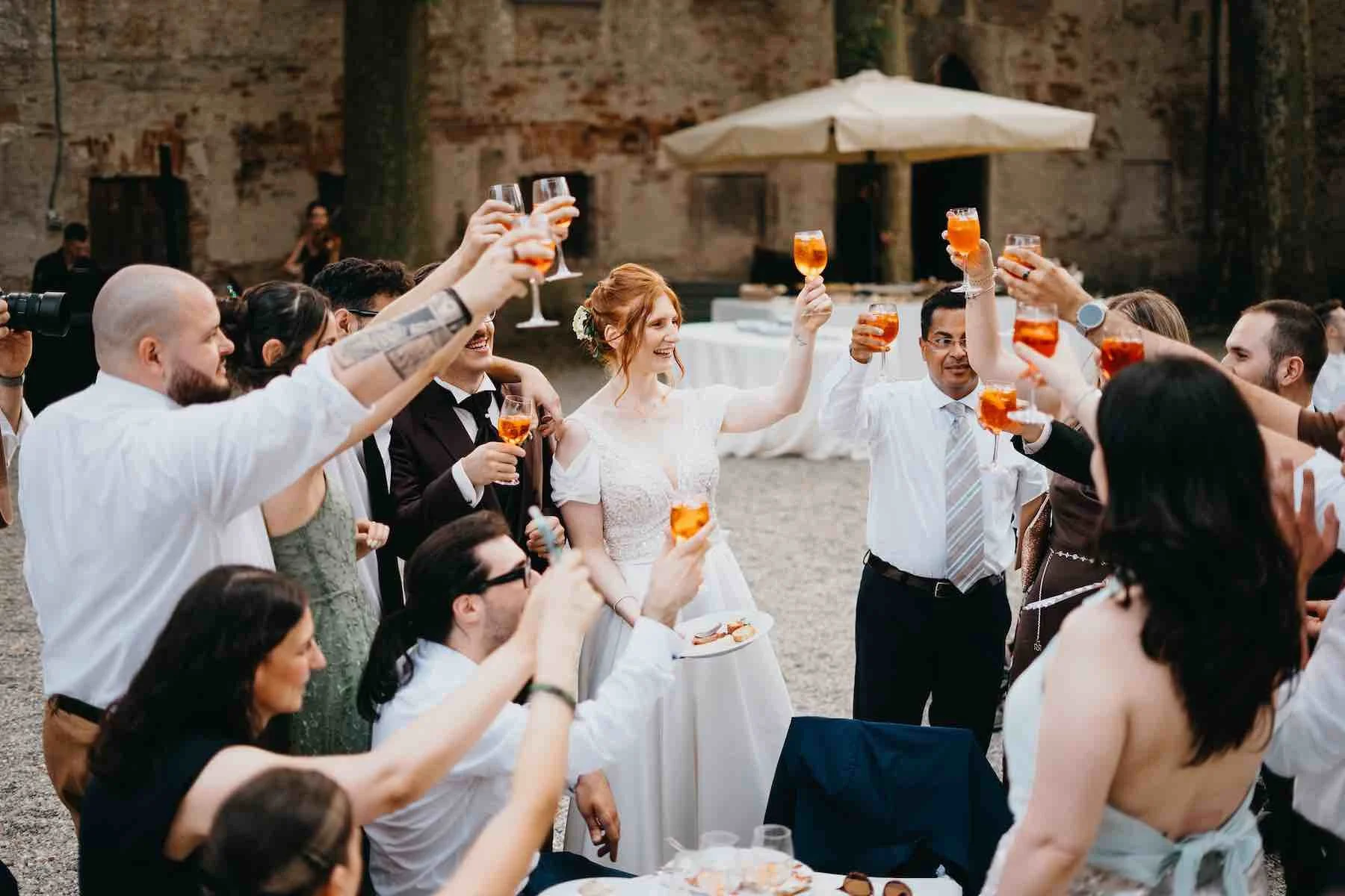 aperitivo di matrimonio nel cortile del Castello di Piovera