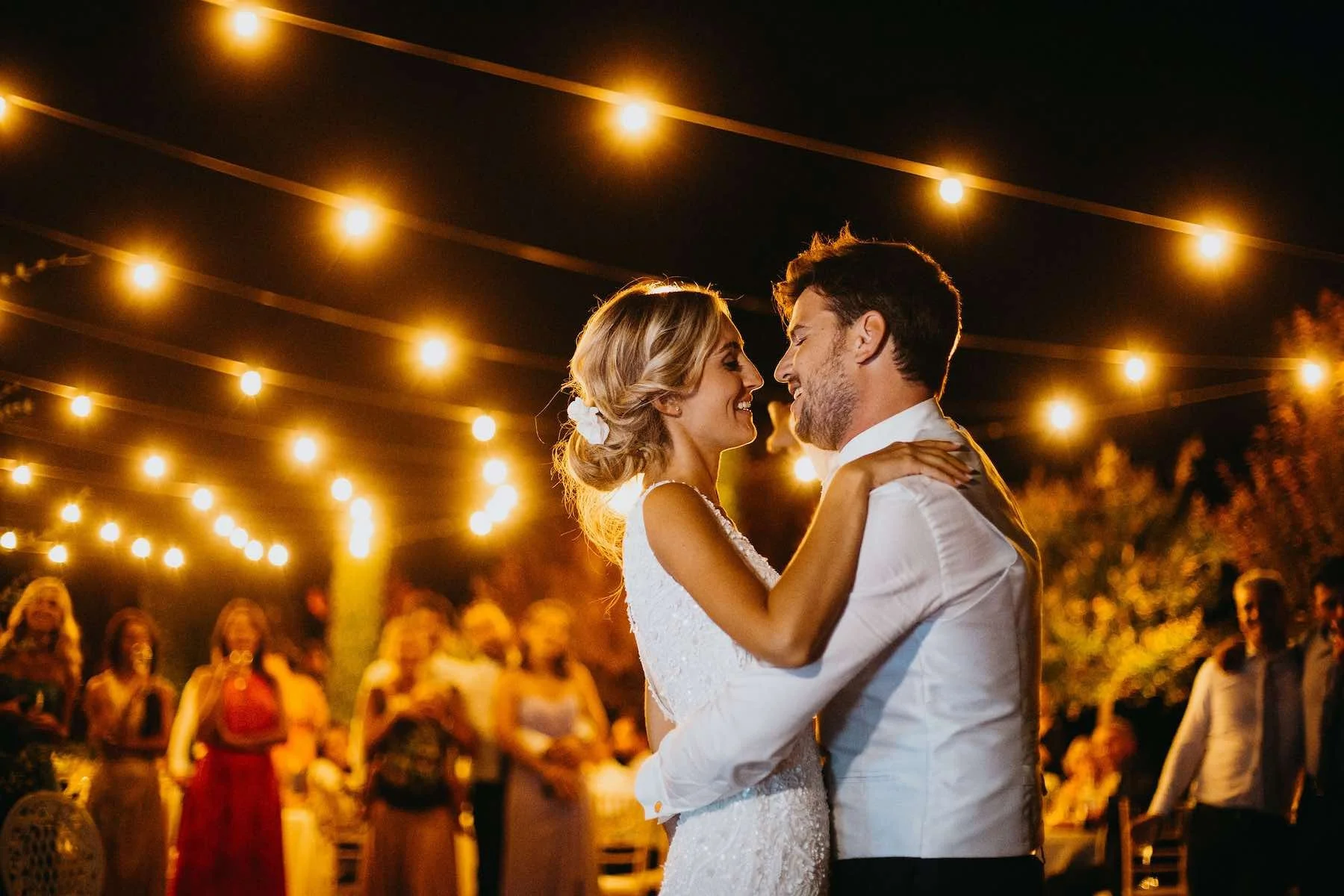 Balli e festa di matrimonio per gli sposi a Villa Garibalda