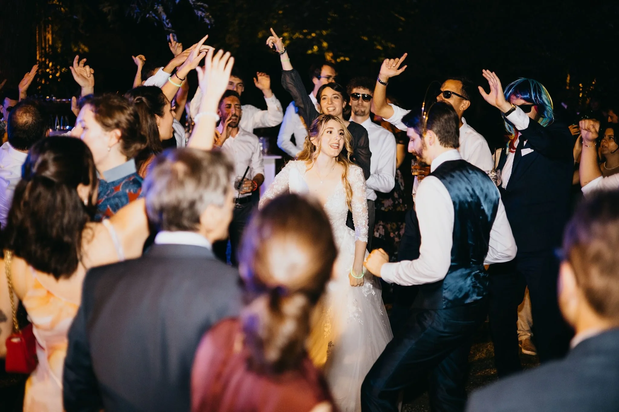 festa con musica del dj al Castello di Piovera con sposi e ospiti che ballano