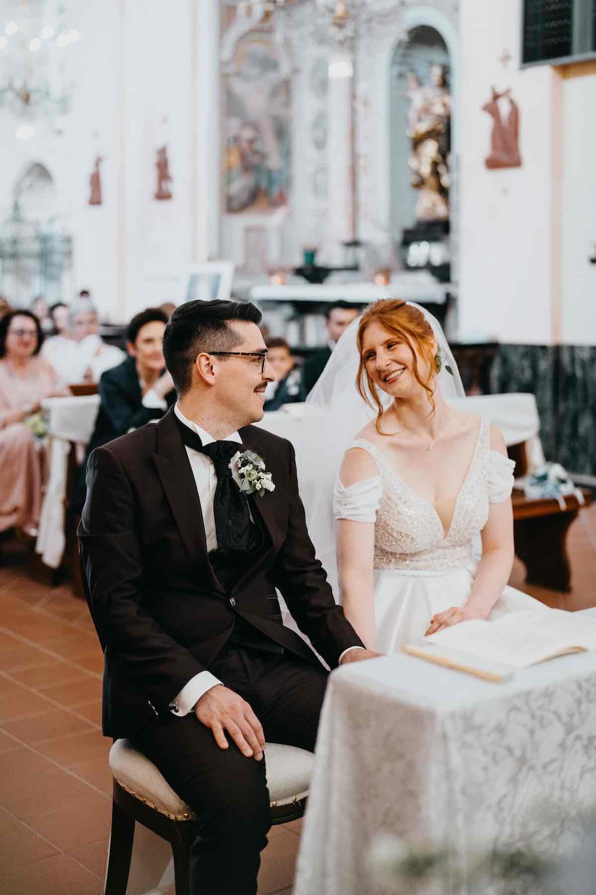 sposi sorridono nella chiesa di San Michele a Piovera