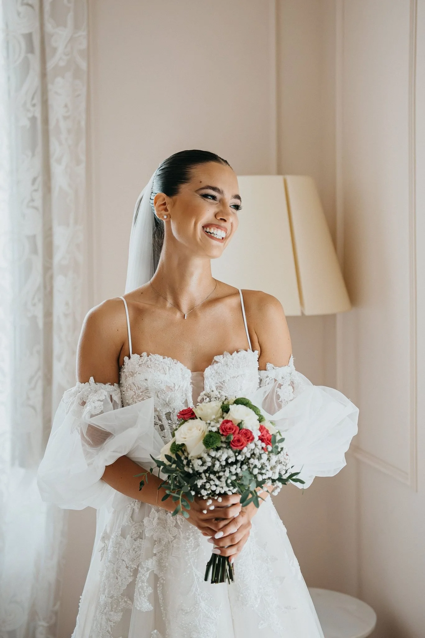 sposa sorridente ai Giardini La Pergola