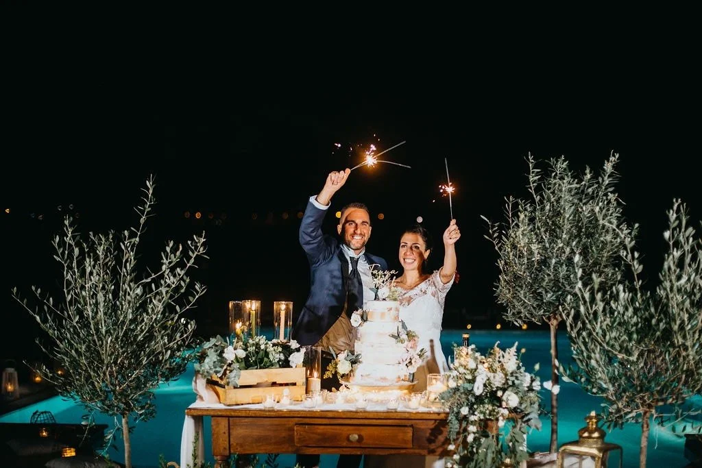 Taglio della torta davanti alla piscina di Villa Garibalda