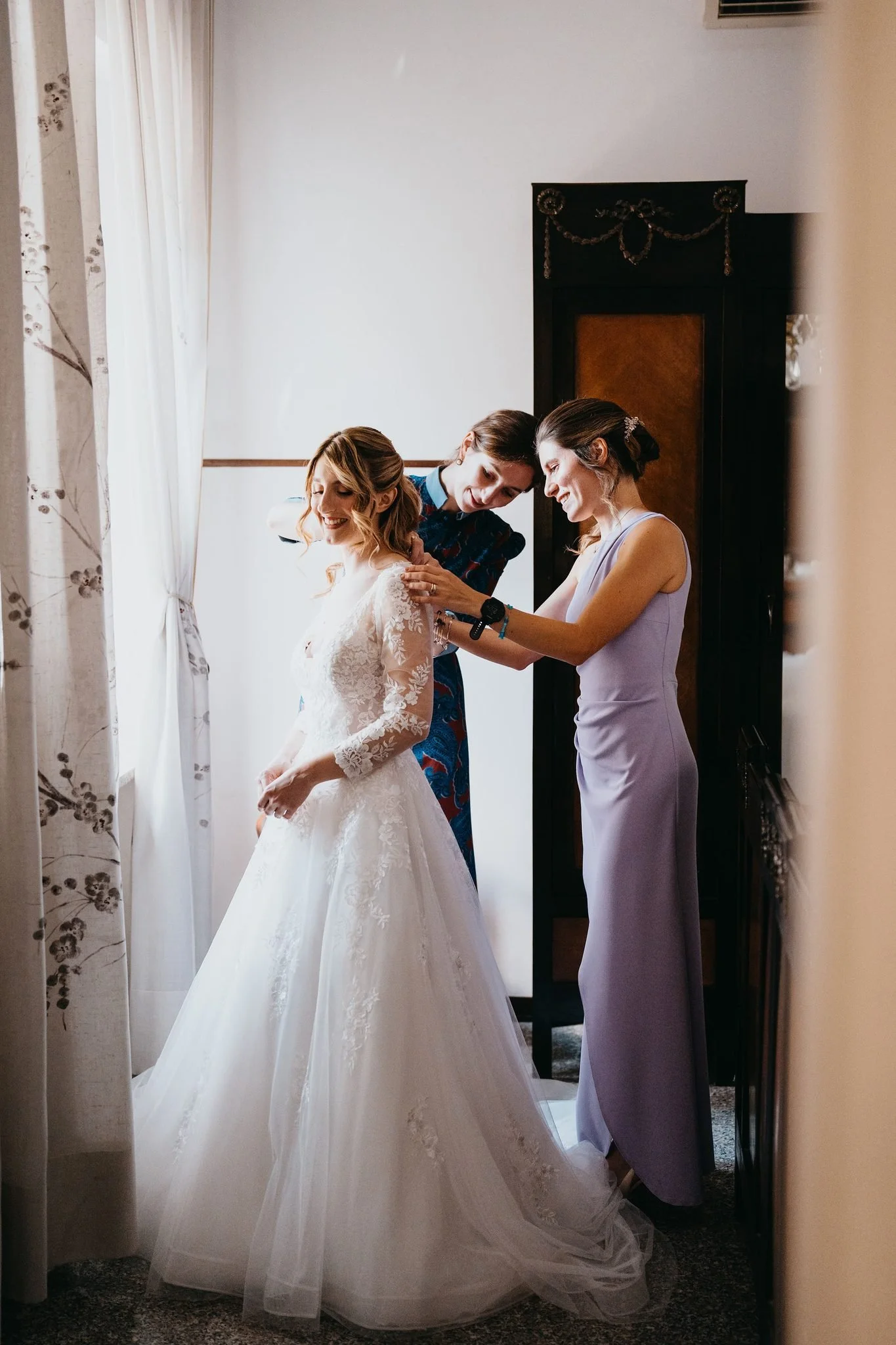 Una damigella sistema l'abito da sposa a Castelnuovo Scrivia