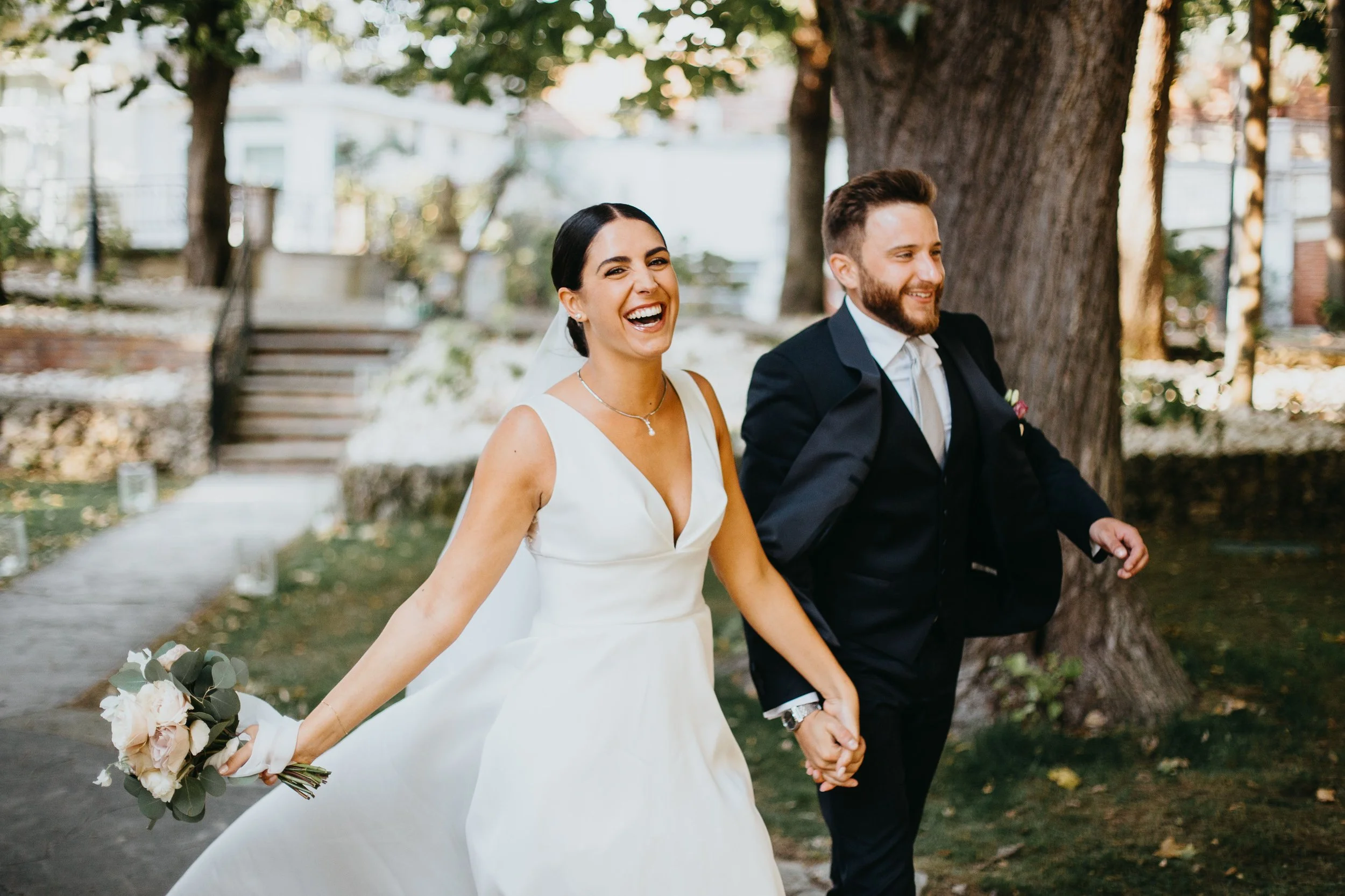 sposi sorridenti a giardini la pergola