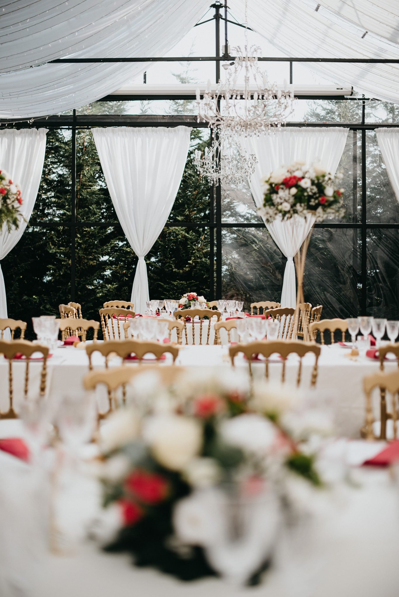 Tavolate del catering per un matrimonio nella serra di Giardini La Pergola