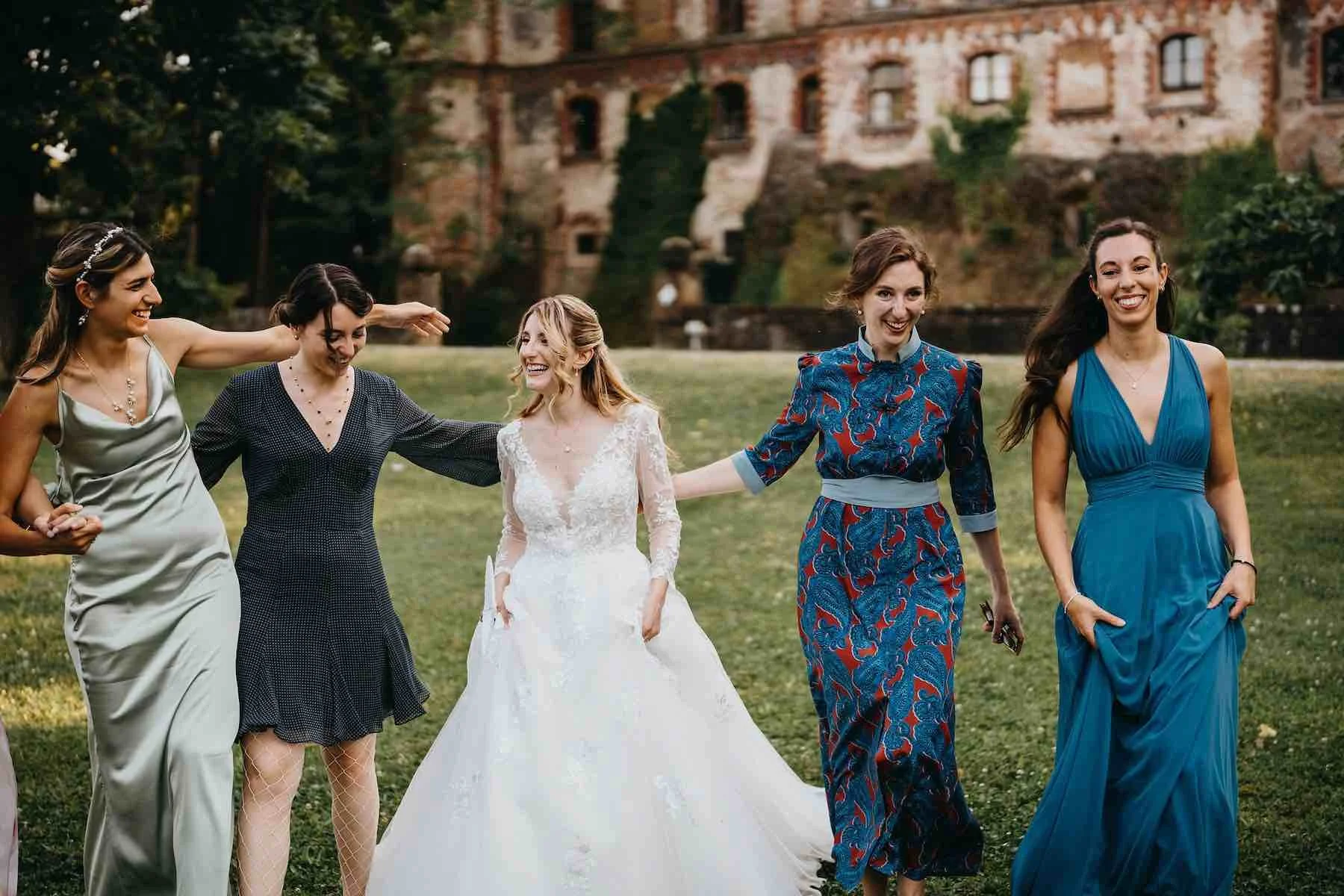 sposa ride con le amiche all'aperitivo al Castello di Piovera