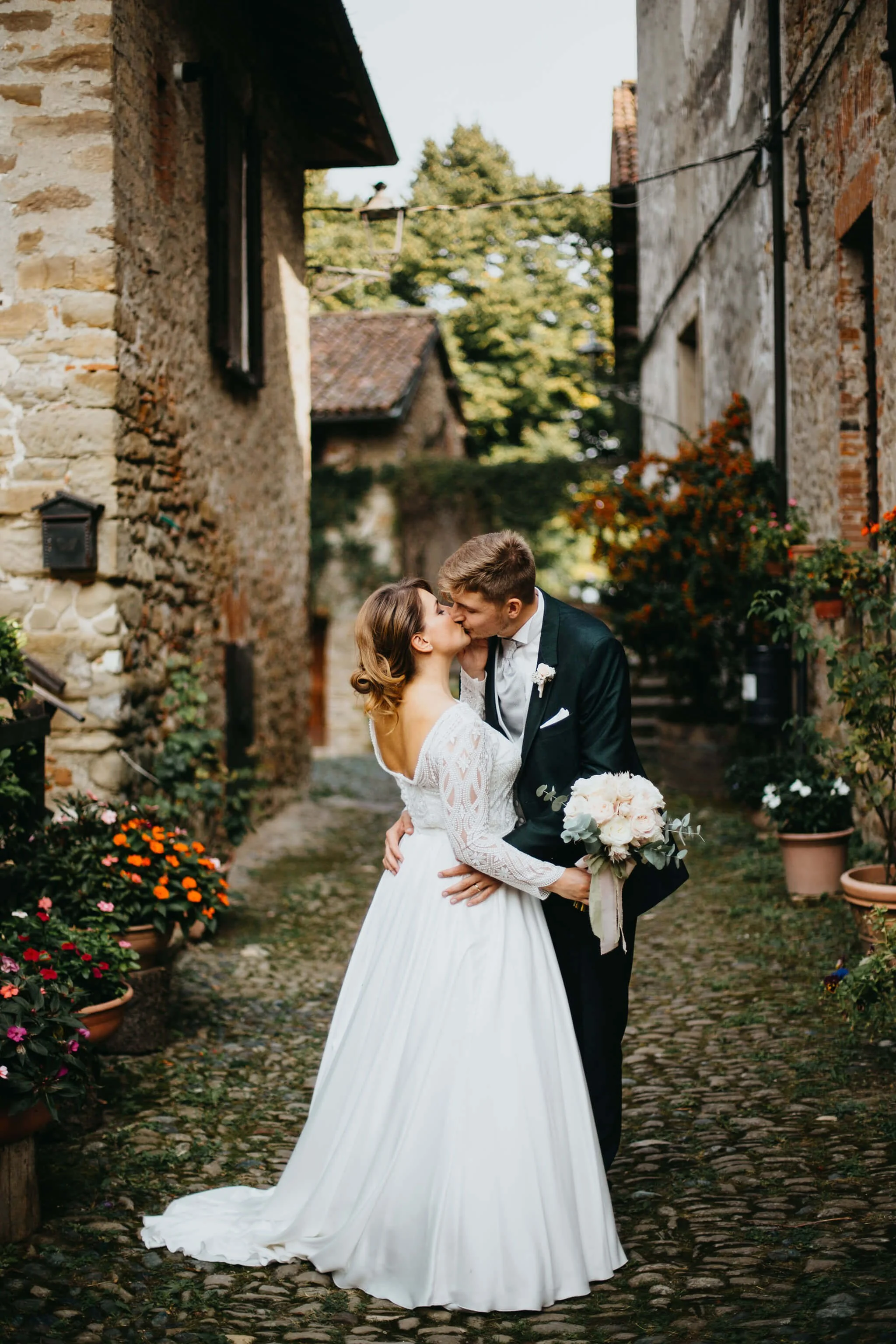 Sposi nella stradina del Castello di Tagliolo in Monferrato