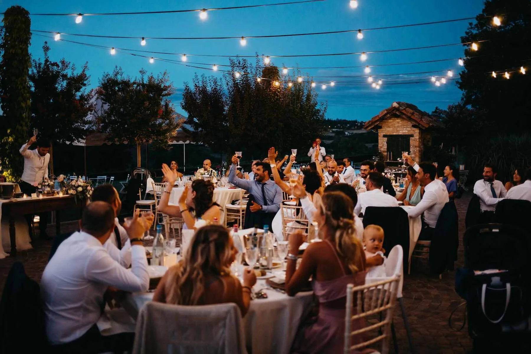 La cena nel cortile illuminato: il posto preferito di molti sposi a Villa Garibalda