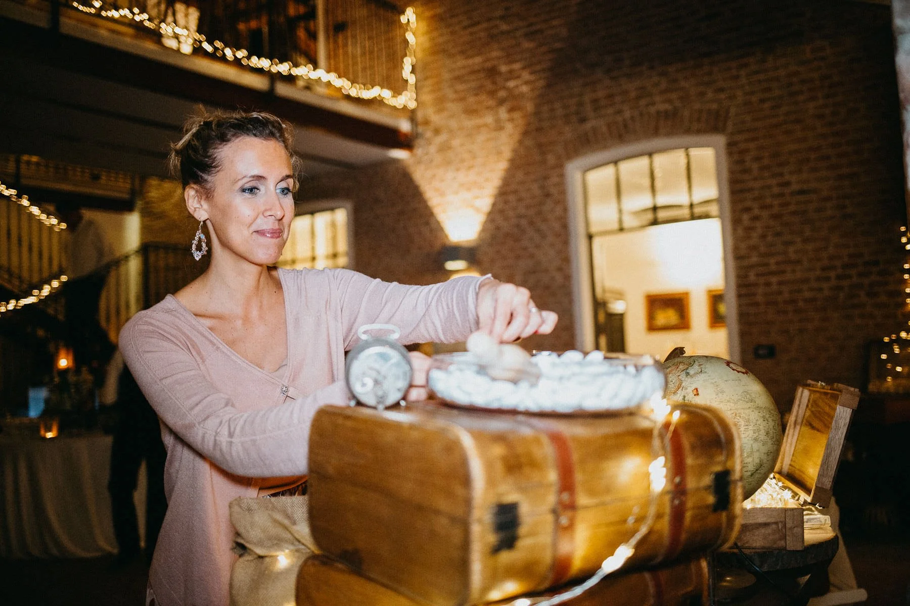 Eloisa Massolo prepara un allestimento per un matrimonio a Villa Garibalda, Tortona